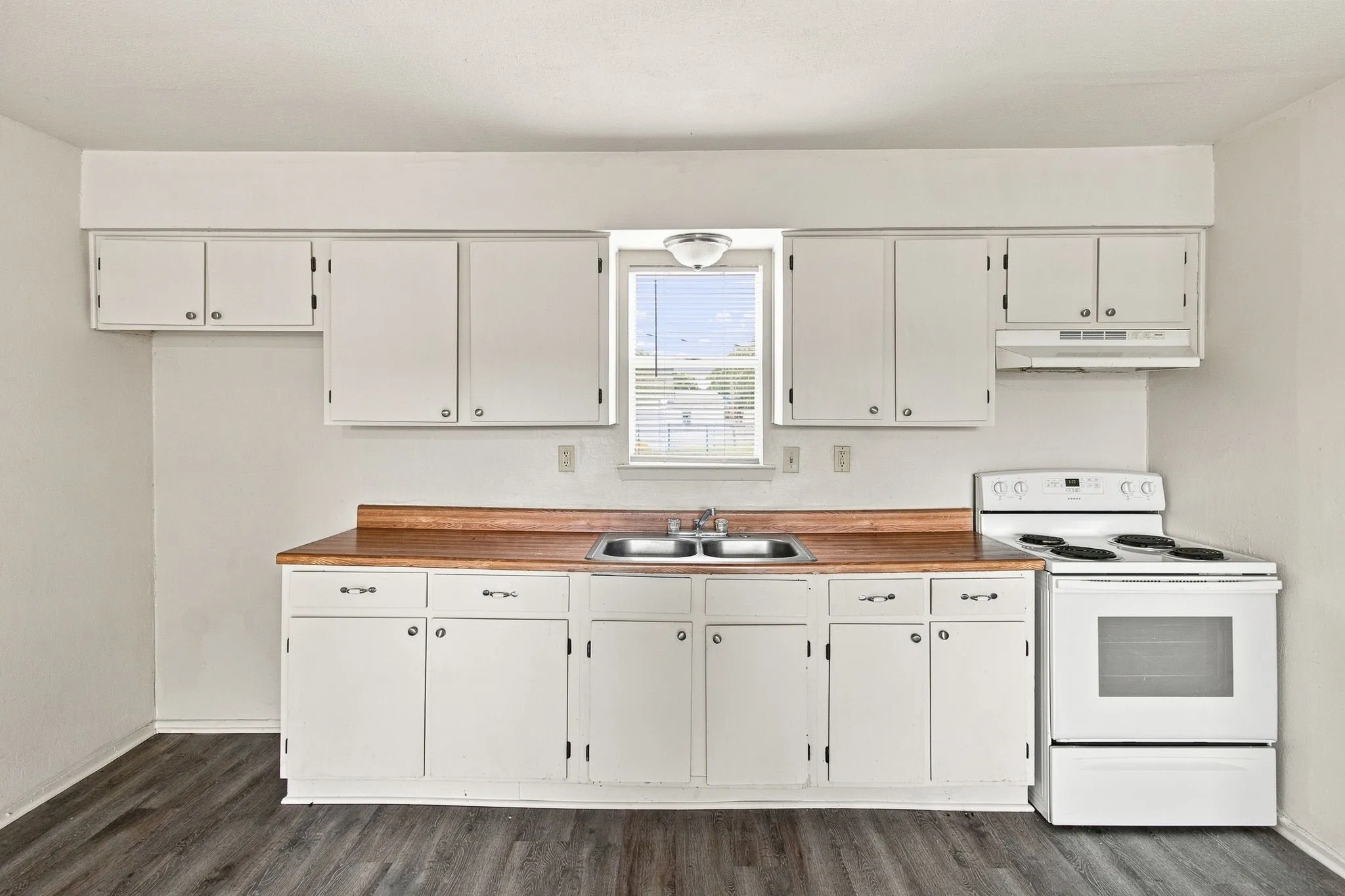 Single Family Residence For Sale in Tarrant County , 1848 Coral Road, Pelican Bay, Texas 76020, 3 Bedroom, 1 Bathroom, 1 Garage spaces, 792 Sqft, built in 1984, Preowned, mls#21187179, Real Estate Agent in Pelican Bay, Homes For Sale in Tarrant county, Homes For Sale in Pelican Bay, Realtor in Pelican Bay Texas, Real Estate Brokerage Independent Realty Texas, Luminita Cordes Realtor
