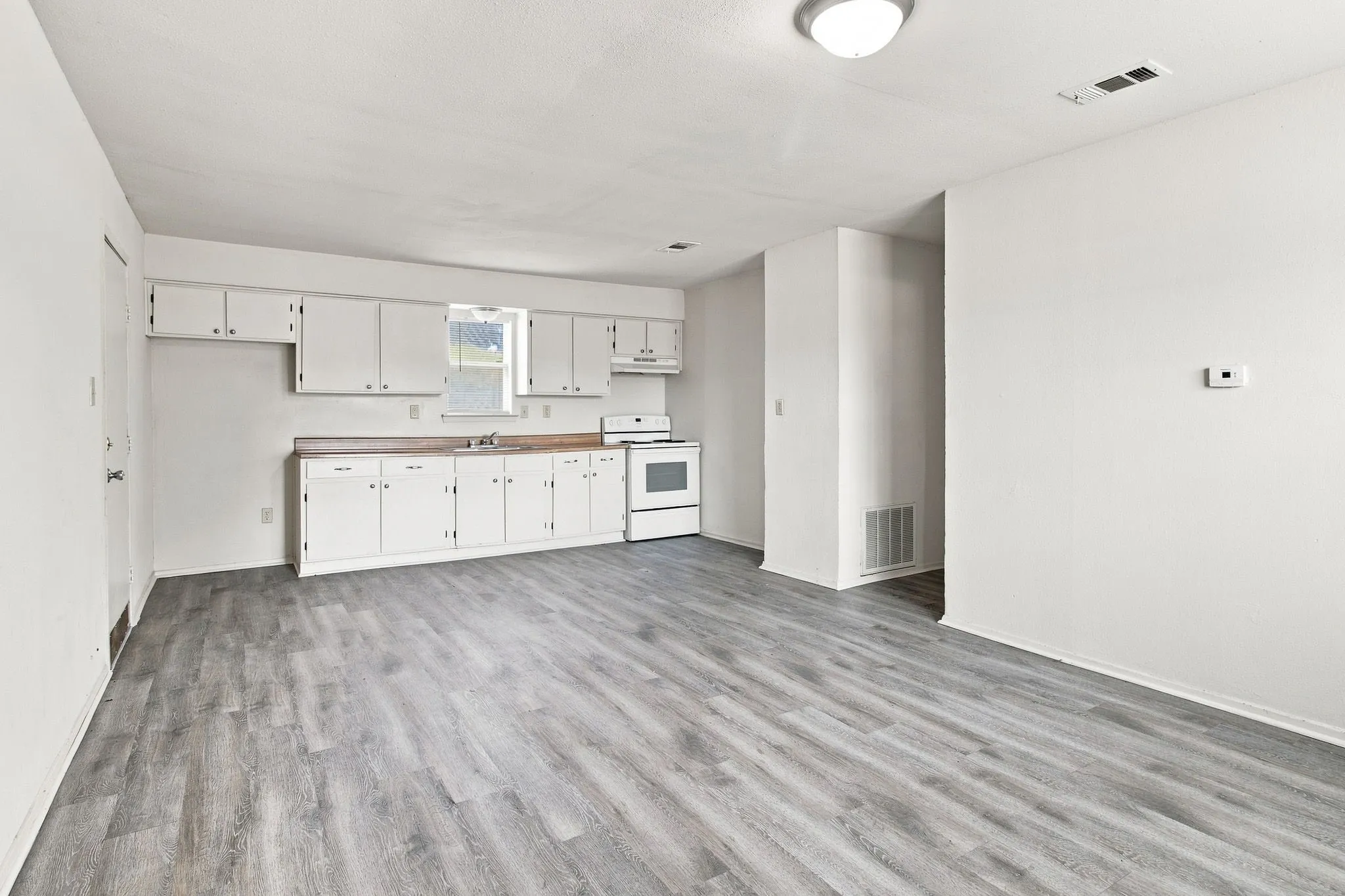 Single Family Residence For Sale in Tarrant County , 1848 Coral Road, Pelican Bay, Texas 76020, 3 Bedroom, 1 Bathroom, 1 Garage spaces, 792 Sqft, built in 1984, Preowned, mls#21187179, Real Estate Agent in Pelican Bay, Homes For Sale in Tarrant county, Homes For Sale in Pelican Bay, Realtor in Pelican Bay Texas, Real Estate Brokerage Independent Realty Texas, Luminita Cordes Realtor