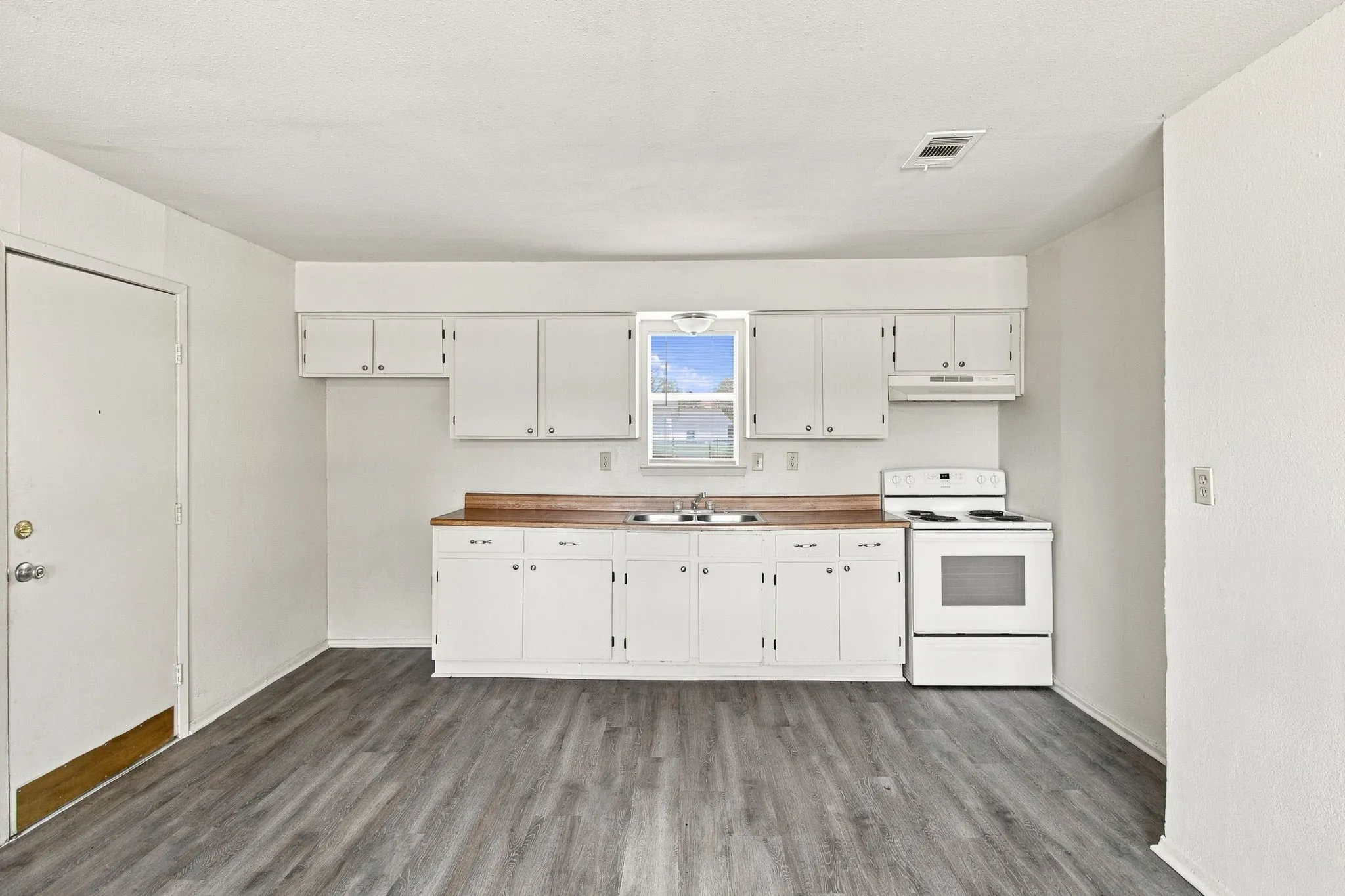 Single Family Residence For Sale in Tarrant County , 1848 Coral Road, Pelican Bay, Texas 76020, 3 Bedroom, 1 Bathroom, 1 Garage spaces, 792 Sqft, built in 1984, Preowned, mls#21187179, Real Estate Agent in Pelican Bay, Homes For Sale in Tarrant county, Homes For Sale in Pelican Bay, Realtor in Pelican Bay Texas, Real Estate Brokerage Independent Realty Texas, Luminita Cordes Realtor