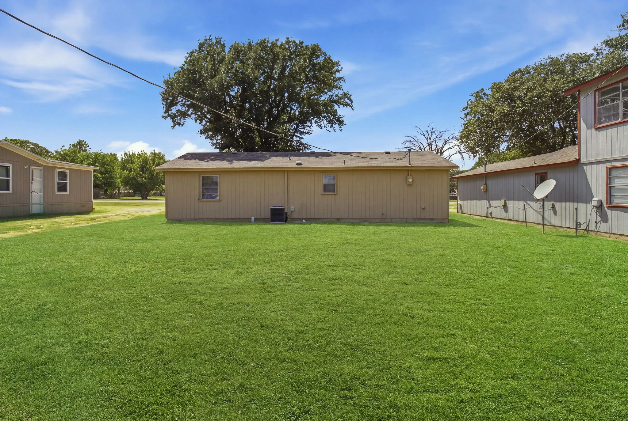 Single Family Residence For Sale in Tarrant County , 1848 Coral Road, Pelican Bay, Texas 76020, 3 Bedroom, 1 Bathroom, 1 Garage spaces, 792 Sqft, built in 1984, Preowned, mls#21187179, Real Estate Agent in Pelican Bay, Homes For Sale in Tarrant county, Homes For Sale in Pelican Bay, Realtor in Pelican Bay Texas, Real Estate Brokerage Independent Realty Texas, Luminita Cordes Realtor
