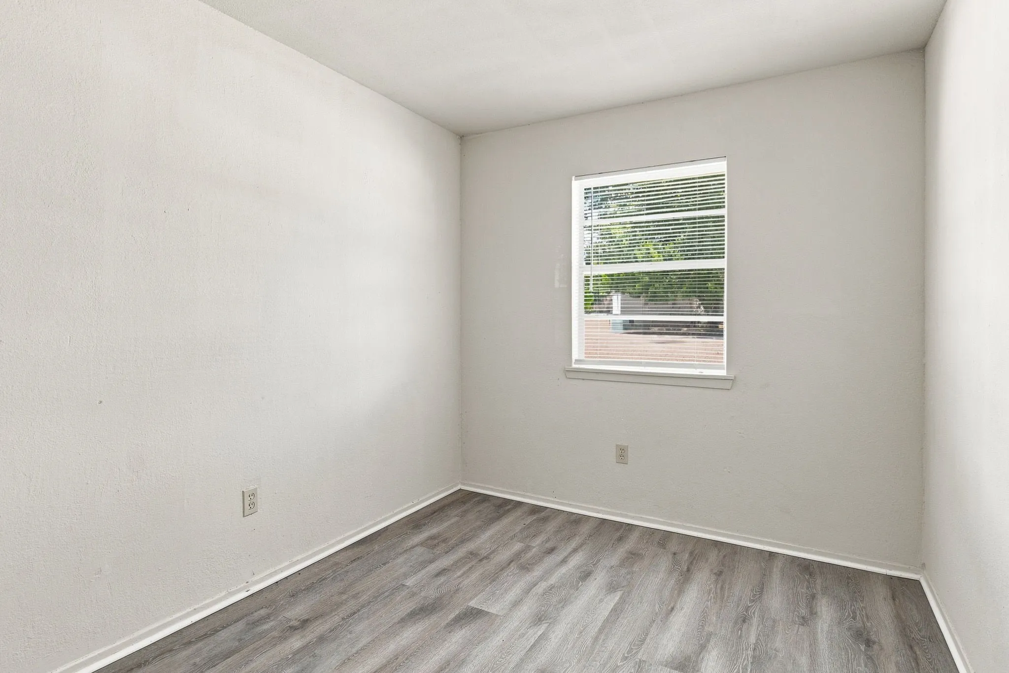 Single Family Residence For Sale in Tarrant County , 1848 Coral Road, Pelican Bay, Texas 76020, 3 Bedroom, 1 Bathroom, 1 Garage spaces, 792 Sqft, built in 1984, Preowned, mls#21187179, Real Estate Agent in Pelican Bay, Homes For Sale in Tarrant county, Homes For Sale in Pelican Bay, Realtor in Pelican Bay Texas, Real Estate Brokerage Independent Realty Texas, Luminita Cordes Realtor