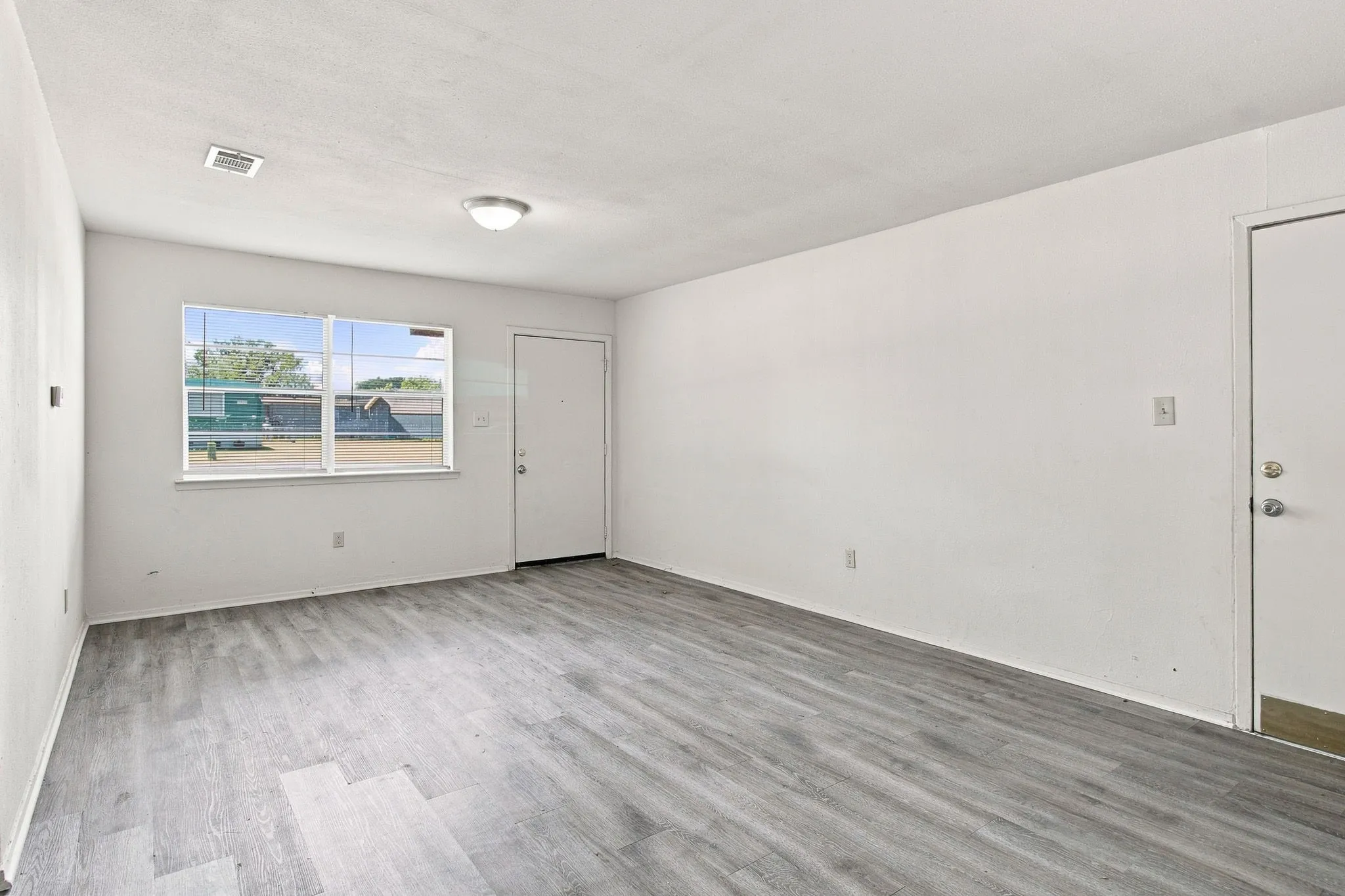 Single Family Residence For Sale in Tarrant County , 1848 Coral Road, Pelican Bay, Texas 76020, 3 Bedroom, 1 Bathroom, 1 Garage spaces, 792 Sqft, built in 1984, Preowned, mls#21187179, Real Estate Agent in Pelican Bay, Homes For Sale in Tarrant county, Homes For Sale in Pelican Bay, Realtor in Pelican Bay Texas, Real Estate Brokerage Independent Realty Texas, Luminita Cordes Realtor