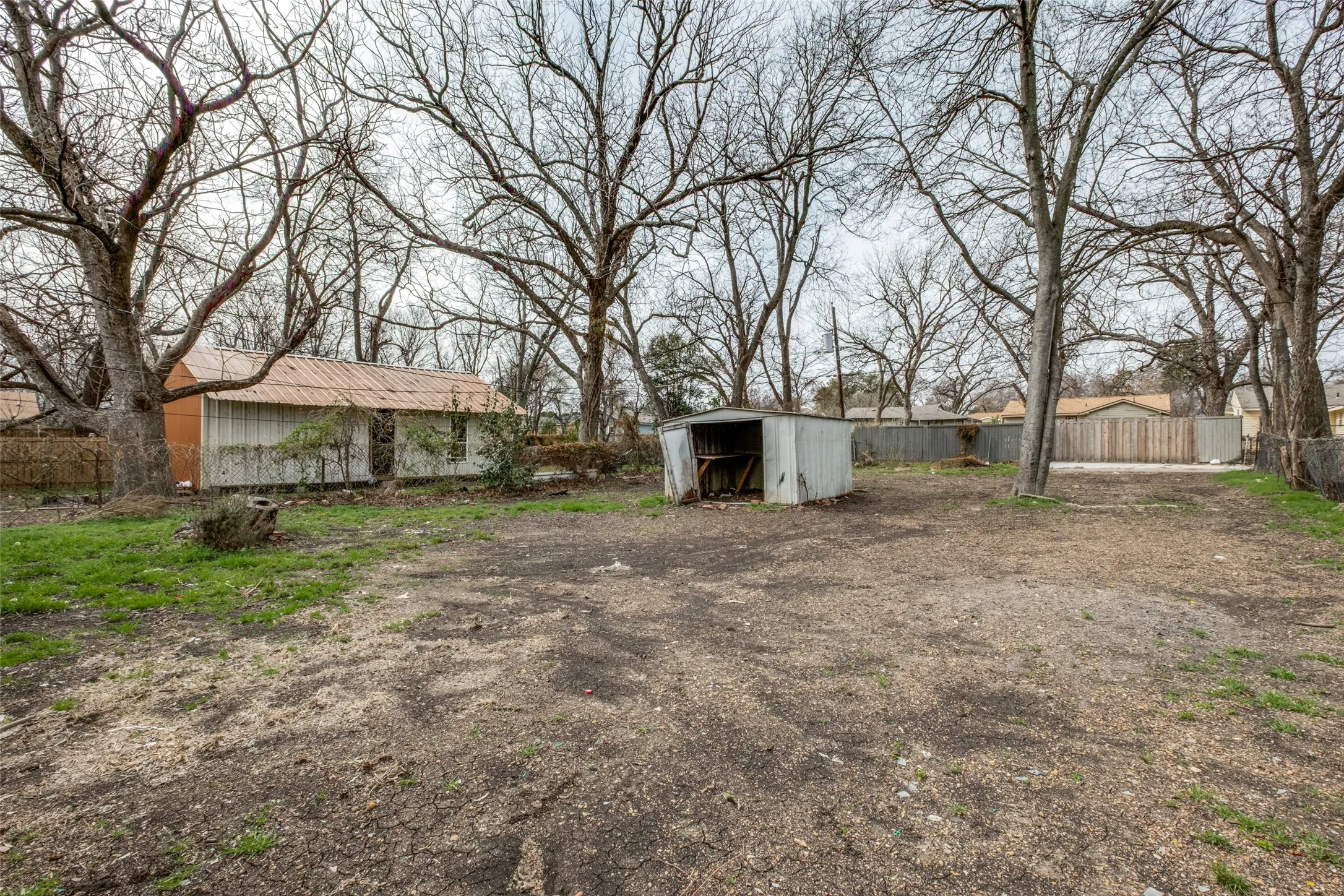 Single Family Residence For Sale in Dallas County , 3111 Arizona Avenue, Dallas, Texas 75216, 3 Bedroom, 2 Bathroom, Garage spaces, 1,070 Sqft, built in 1946, Preowned, mls#21187950, Real Estate Agent in Dallas, Homes For Sale in Dallas county, Homes For Sale in Dallas, Realtor in Dallas Texas, Real Estate Brokerage Independent Realty Texas, Luminita Cordes Realtor