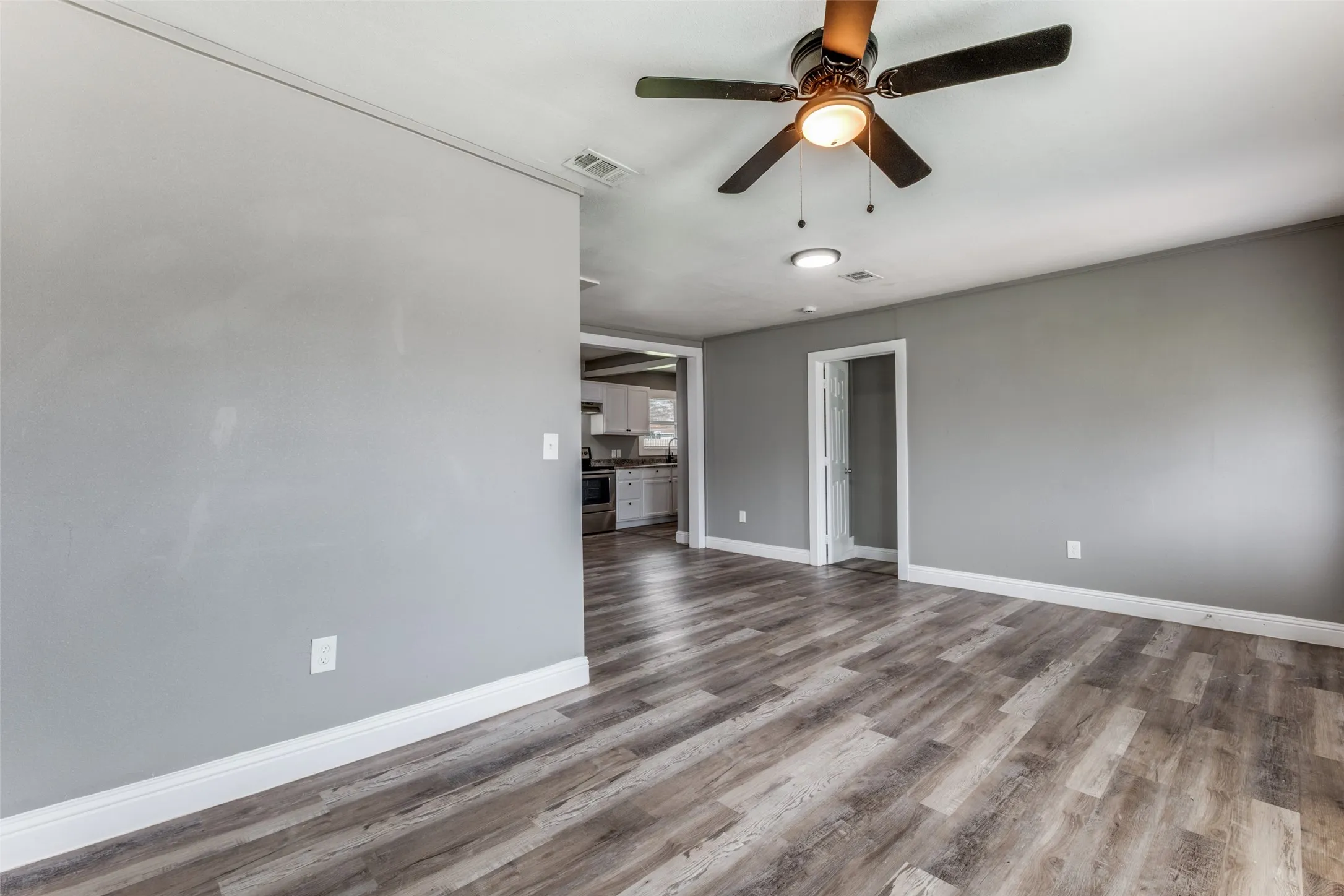 Single Family Residence For Sale in Dallas County , 3111 Arizona Avenue, Dallas, Texas 75216, 3 Bedroom, 2 Bathroom, Garage spaces, 1,070 Sqft, built in 1946, Preowned, mls#21187950, Real Estate Agent in Dallas, Homes For Sale in Dallas county, Homes For Sale in Dallas, Realtor in Dallas Texas, Real Estate Brokerage Independent Realty Texas, Luminita Cordes Realtor