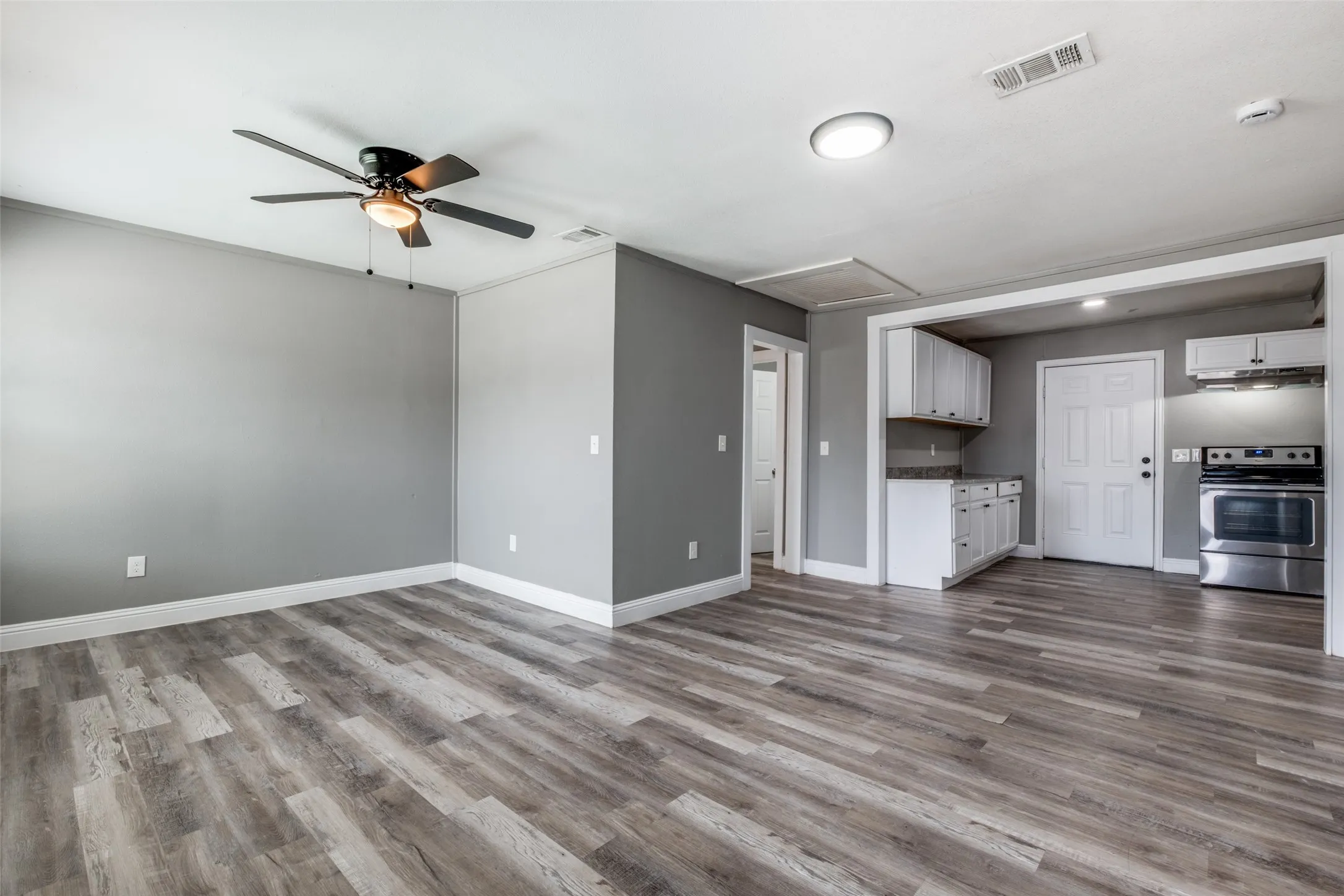 Single Family Residence For Sale in Dallas County , 3111 Arizona Avenue, Dallas, Texas 75216, 3 Bedroom, 2 Bathroom, Garage spaces, 1,070 Sqft, built in 1946, Preowned, mls#21187950, Real Estate Agent in Dallas, Homes For Sale in Dallas county, Homes For Sale in Dallas, Realtor in Dallas Texas, Real Estate Brokerage Independent Realty Texas, Luminita Cordes Realtor