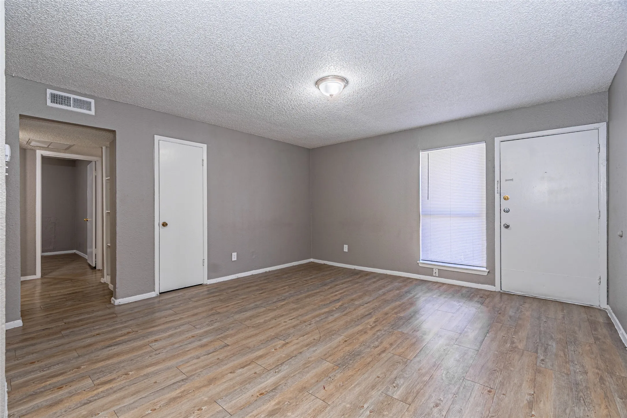 Apartment For Rent in Tarrant County , 2900 South Freeway, Fort Worth, Texas 76104, 2 Bedrooms, 1 Bathroom, Garage spaces, 68,150 Sqft, built in 1968, Price $1,200, mls#21188248, Real Estate Agent in Fort Worth, Homes For Rent in Tarrant county, Homes For Rent in Fort Worth, Realtor in Fort Worth Texas, Real Estate Brokerage Independent Realty Texas, Luminita Cordes Realtor