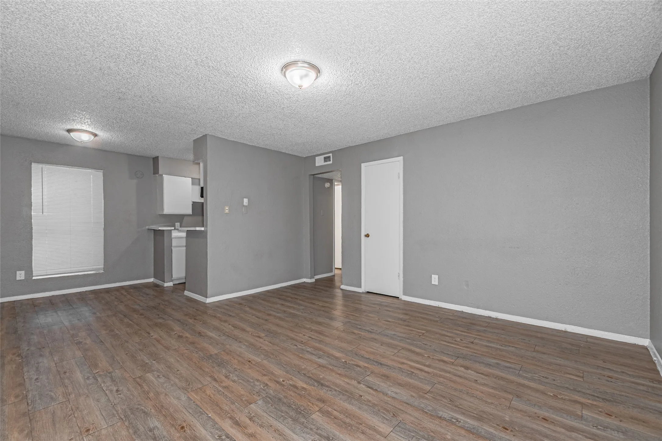 Apartment For Rent in Tarrant County , 2900 South Freeway, Fort Worth, Texas 76104, 2 Bedrooms, 1 Bathroom, Garage spaces, 68,150 Sqft, built in 1968, Price $1,200, mls#21188248, Real Estate Agent in Fort Worth, Homes For Rent in Tarrant county, Homes For Rent in Fort Worth, Realtor in Fort Worth Texas, Real Estate Brokerage Independent Realty Texas, Luminita Cordes Realtor