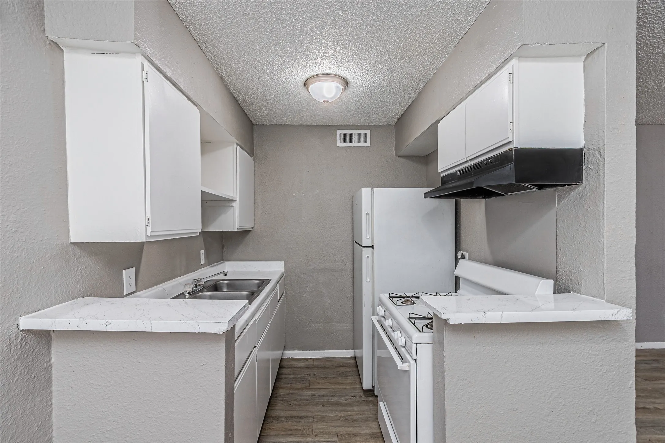 Apartment For Rent in Tarrant County , 2900 South Freeway, Fort Worth, Texas 76104, 2 Bedrooms, 1 Bathroom, Garage spaces, 68,150 Sqft, built in 1968, Price $1,200, mls#21188248, Real Estate Agent in Fort Worth, Homes For Rent in Tarrant county, Homes For Rent in Fort Worth, Realtor in Fort Worth Texas, Real Estate Brokerage Independent Realty Texas, Luminita Cordes Realtor