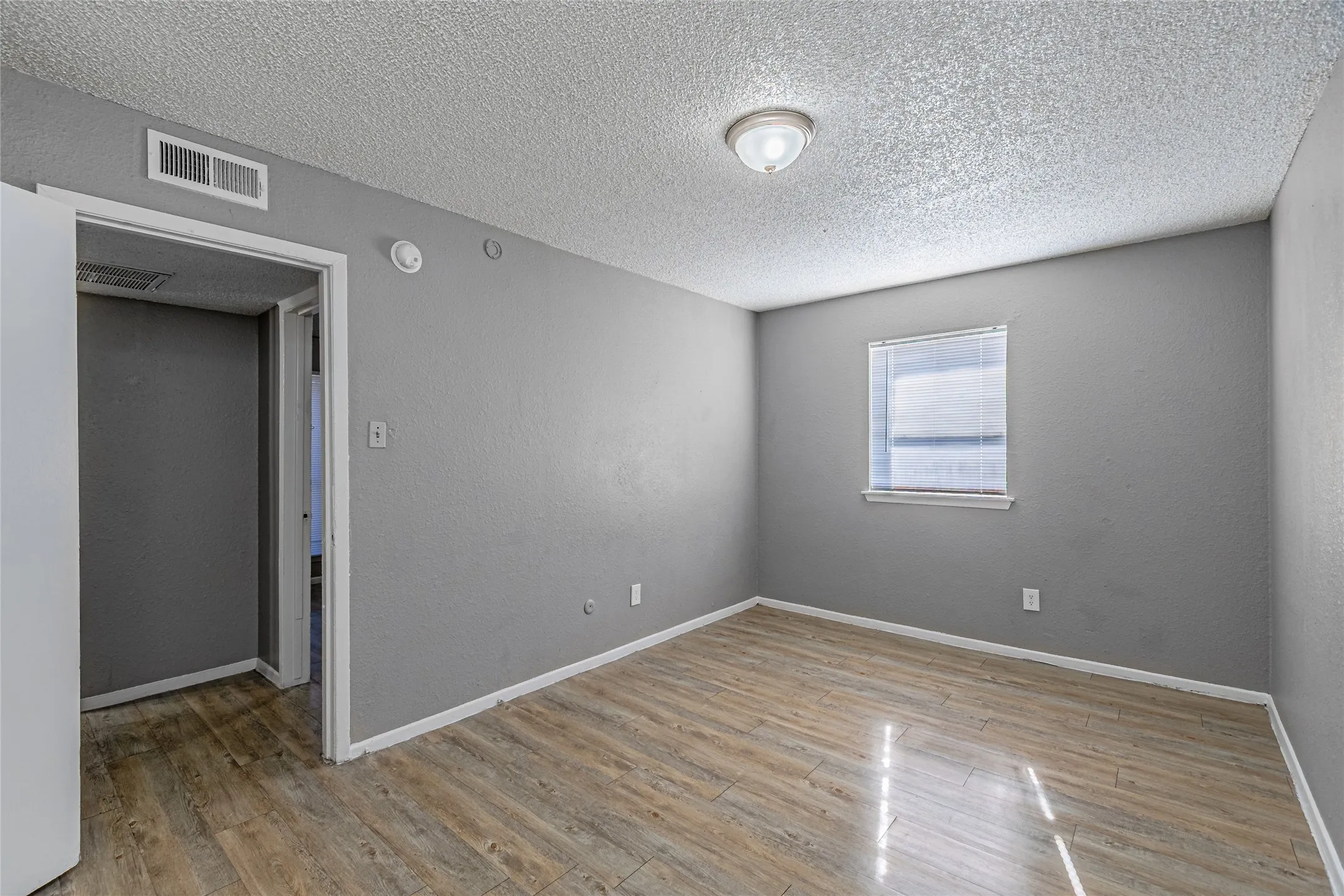 Apartment For Rent in Tarrant County , 2900 South Freeway, Fort Worth, Texas 76104, 2 Bedrooms, 1 Bathroom, Garage spaces, 68,150 Sqft, built in 1968, Price $1,200, mls#21188248, Real Estate Agent in Fort Worth, Homes For Rent in Tarrant county, Homes For Rent in Fort Worth, Realtor in Fort Worth Texas, Real Estate Brokerage Independent Realty Texas, Luminita Cordes Realtor