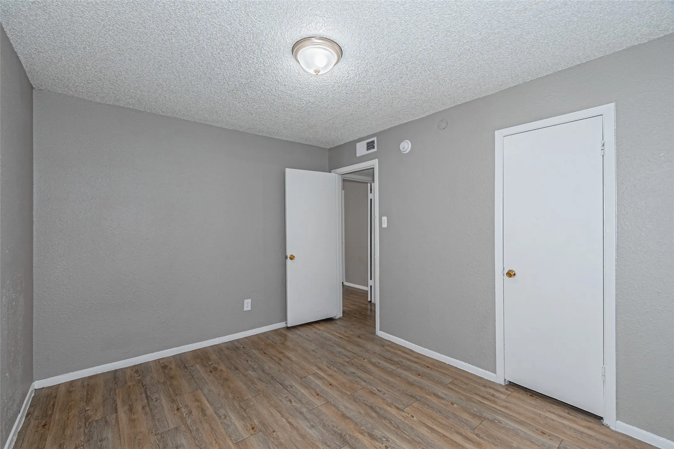 Apartment For Rent in Tarrant County , 2900 South Freeway, Fort Worth, Texas 76104, 2 Bedrooms, 1 Bathroom, Garage spaces, 68,150 Sqft, built in 1968, Price $1,200, mls#21188248, Real Estate Agent in Fort Worth, Homes For Rent in Tarrant county, Homes For Rent in Fort Worth, Realtor in Fort Worth Texas, Real Estate Brokerage Independent Realty Texas, Luminita Cordes Realtor