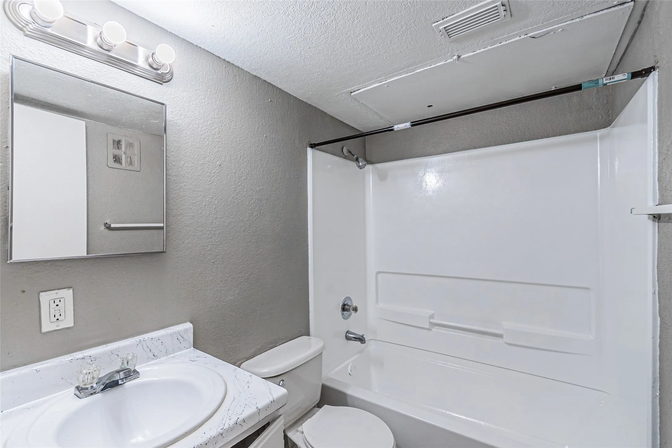 Apartment For Rent in Tarrant County , 2900 South Freeway, Fort Worth, Texas 76104, 2 Bedrooms, 1 Bathroom, Garage spaces, 68,150 Sqft, built in 1968, Price $1,200, mls#21188248, Real Estate Agent in Fort Worth, Homes For Rent in Tarrant county, Homes For Rent in Fort Worth, Realtor in Fort Worth Texas, Real Estate Brokerage Independent Realty Texas, Luminita Cordes Realtor