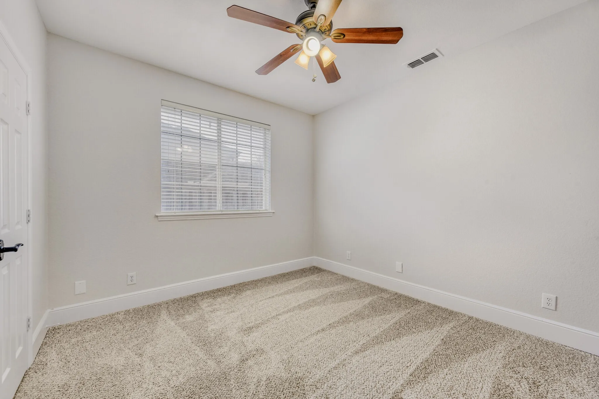 Single Family Residence For Sale in Denton County , 27 Wellington Oaks Circle, Denton, Texas 76210, 4 Bedroom, 3 Bathroom, 2 Garage spaces, 2,839 Sqft, built in 1995, mls#21133282, Real Estate Agent in Denton, Homes For Sale in Denton county, Homes For Sale in Denton, Realtor in Denton Texas, Real Estate Brokerage Independent Realty Texas, Luminita Cordes Realtor