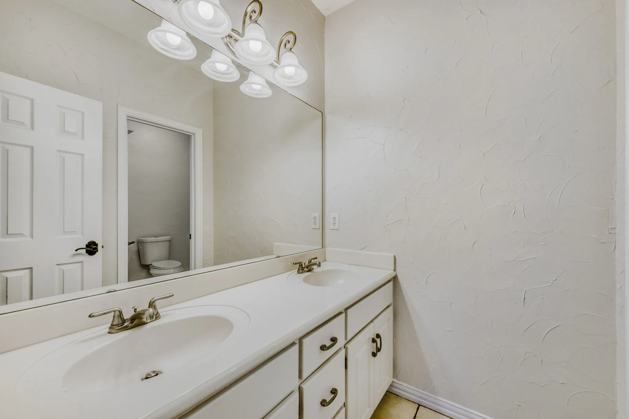 Single Family Residence For Sale in Denton County , 27 Wellington Oaks Circle, Denton, Texas 76210, 4 Bedroom, 3 Bathroom, 2 Garage spaces, 2,839 Sqft, built in 1995, mls#21133282, Real Estate Agent in Denton, Homes For Sale in Denton county, Homes For Sale in Denton, Realtor in Denton Texas, Real Estate Brokerage Independent Realty Texas, Luminita Cordes Realtor