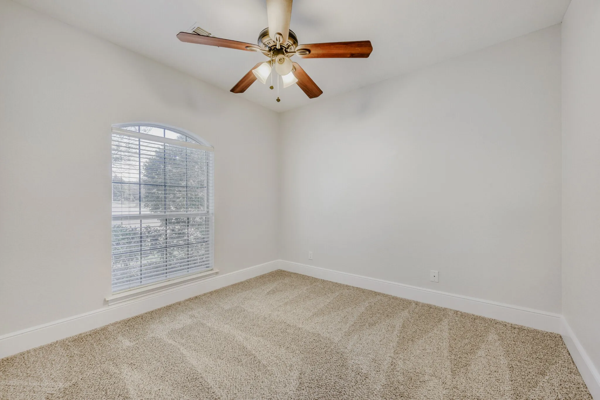 Single Family Residence For Sale in Denton County , 27 Wellington Oaks Circle, Denton, Texas 76210, 4 Bedroom, 3 Bathroom, 2 Garage spaces, 2,839 Sqft, built in 1995, mls#21133282, Real Estate Agent in Denton, Homes For Sale in Denton county, Homes For Sale in Denton, Realtor in Denton Texas, Real Estate Brokerage Independent Realty Texas, Luminita Cordes Realtor