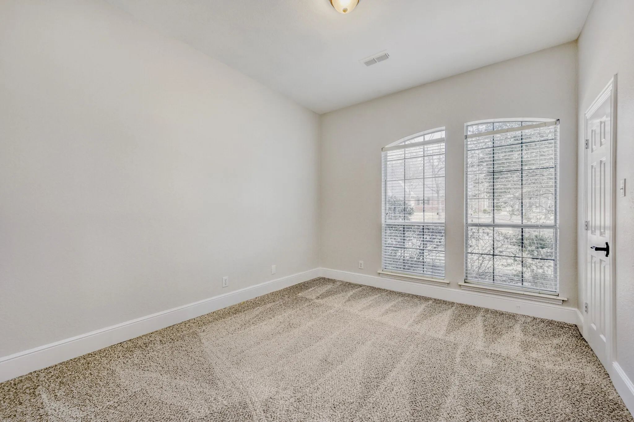 Single Family Residence For Sale in Denton County , 27 Wellington Oaks Circle, Denton, Texas 76210, 4 Bedroom, 3 Bathroom, 2 Garage spaces, 2,839 Sqft, built in 1995, mls#21133282, Real Estate Agent in Denton, Homes For Sale in Denton county, Homes For Sale in Denton, Realtor in Denton Texas, Real Estate Brokerage Independent Realty Texas, Luminita Cordes Realtor