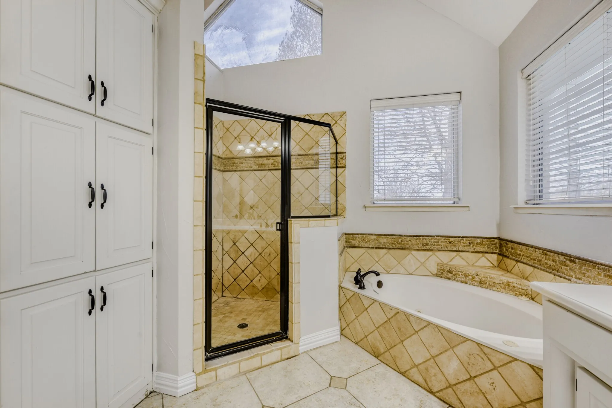 Single Family Residence For Sale in Denton County , 27 Wellington Oaks Circle, Denton, Texas 76210, 4 Bedroom, 3 Bathroom, 2 Garage spaces, 2,839 Sqft, built in 1995, mls#21133282, Real Estate Agent in Denton, Homes For Sale in Denton county, Homes For Sale in Denton, Realtor in Denton Texas, Real Estate Brokerage Independent Realty Texas, Luminita Cordes Realtor