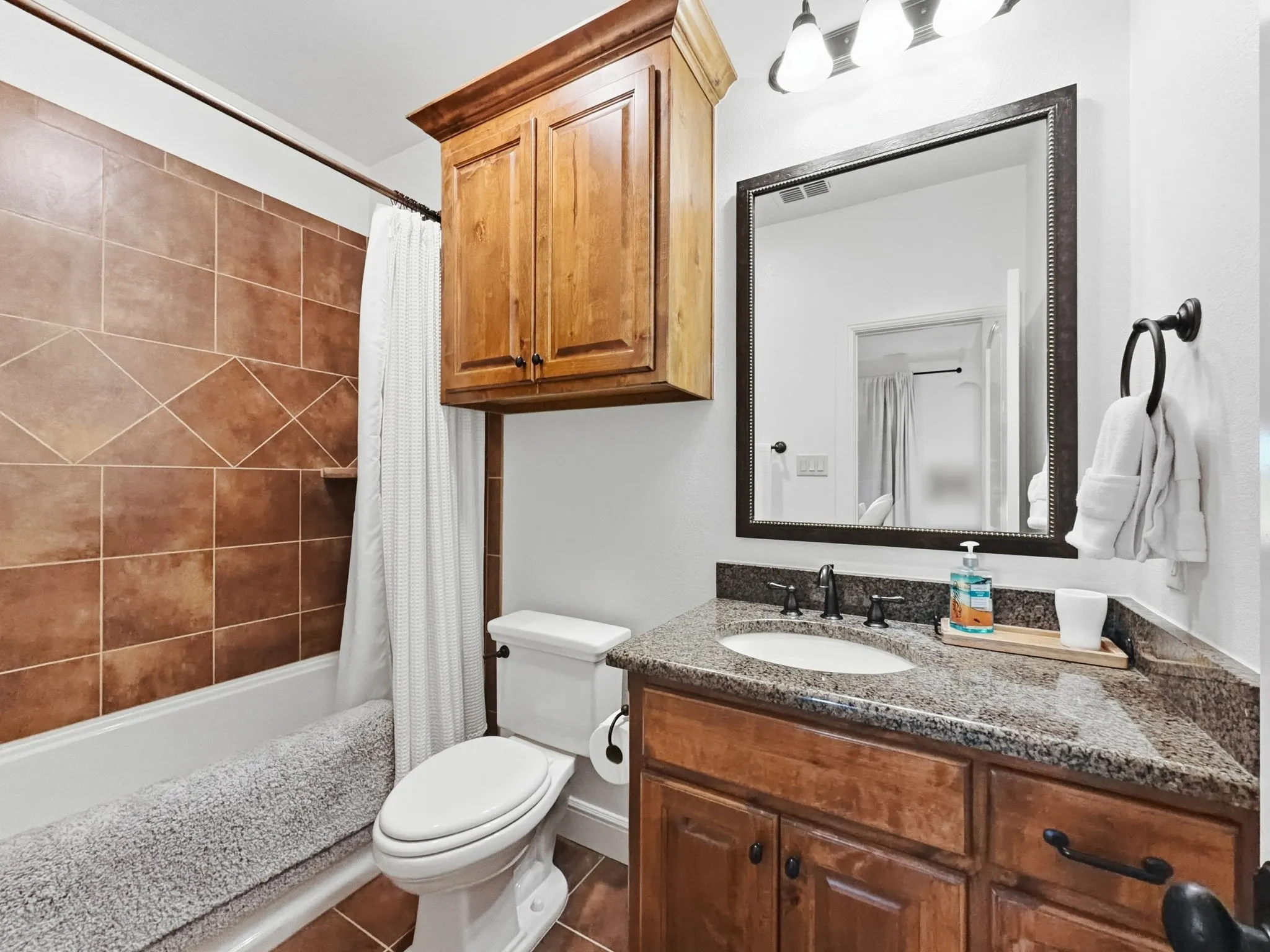Townhouse For Sale in Palo Pinto County , 3003 Shoreside Point, Graford, Texas 76449, 4 Bedroom, 5 Bathroom, 2 Garage spaces, 2,590 Sqft, built in 2011, Preowned, mls#21186027, Real Estate Agent in Graford, Homes For Sale in Palo Pinto county, Homes For Sale in Graford, Realtor in Graford Texas, Real Estate Brokerage Independent Realty Texas, Luminita Cordes Realtor