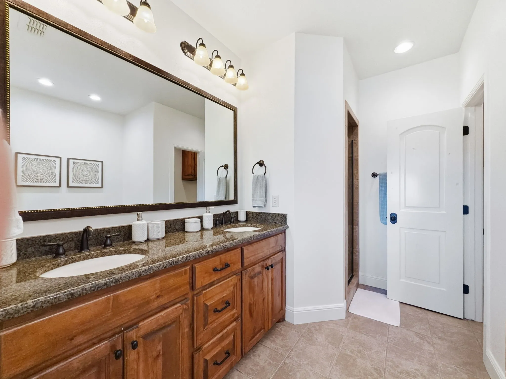 Townhouse For Sale in Palo Pinto County , 3003 Shoreside Point, Graford, Texas 76449, 4 Bedroom, 5 Bathroom, 2 Garage spaces, 2,590 Sqft, built in 2011, Preowned, mls#21186027, Real Estate Agent in Graford, Homes For Sale in Palo Pinto county, Homes For Sale in Graford, Realtor in Graford Texas, Real Estate Brokerage Independent Realty Texas, Luminita Cordes Realtor