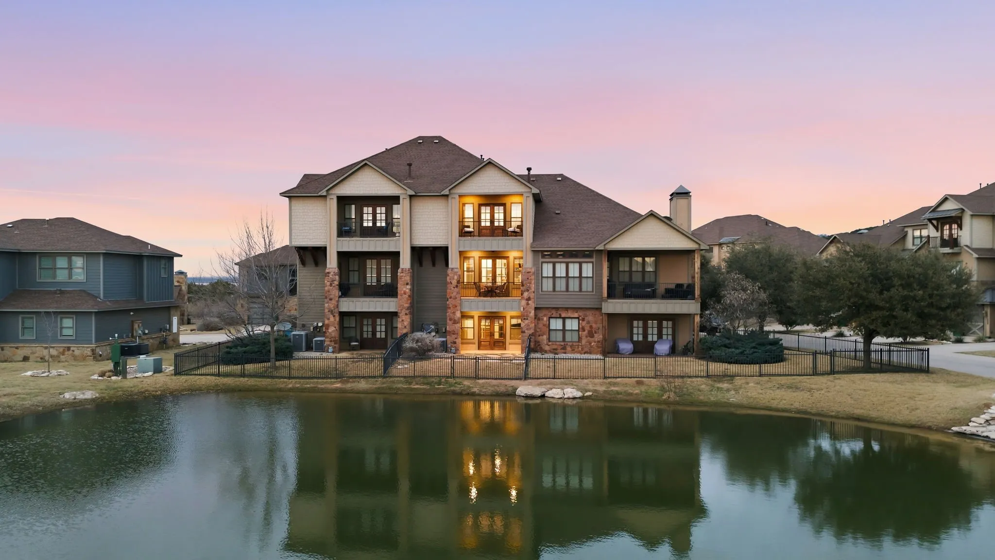 Townhouse For Sale in Palo Pinto County , 3003 Shoreside Point, Graford, Texas 76449, 4 Bedroom, 5 Bathroom, 2 Garage spaces, 2,590 Sqft, built in 2011, Preowned, mls#21186027, Real Estate Agent in Graford, Homes For Sale in Palo Pinto county, Homes For Sale in Graford, Realtor in Graford Texas, Real Estate Brokerage Independent Realty Texas, Luminita Cordes Realtor