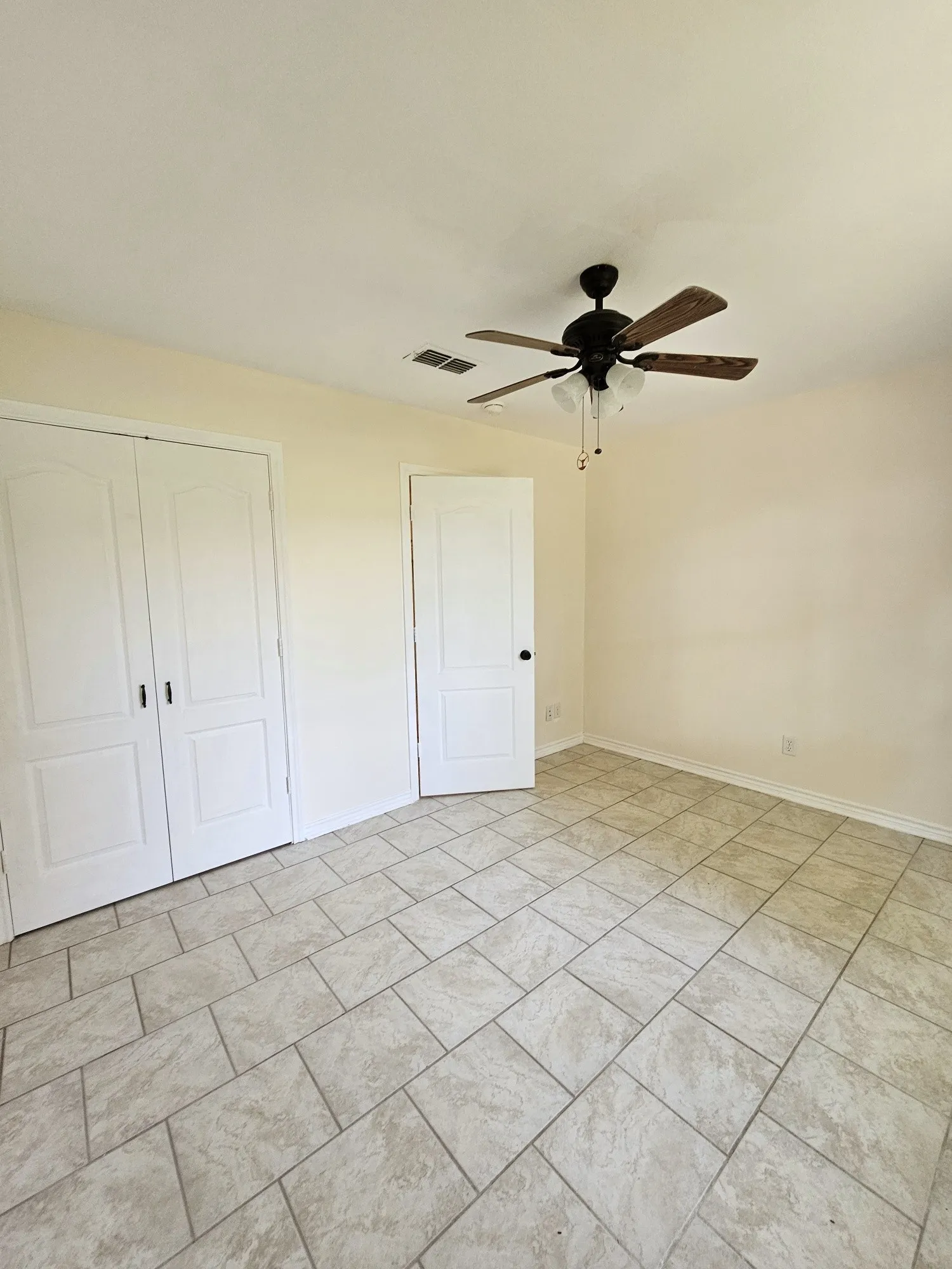 Single Family Residence For Sale in Henderson County , 5731 N Cape Drive, Chandler, Texas 75758, 2 Bedroom, 2 Bathroom, Garage spaces, 1,332 Sqft, built in 2006, Preowned, mls#21185470, Real Estate Agent in Chandler, Homes For Sale in Henderson county, Homes For Sale in Chandler, Realtor in Chandler Texas, Real Estate Brokerage Independent Realty Texas, Luminita Cordes Realtor