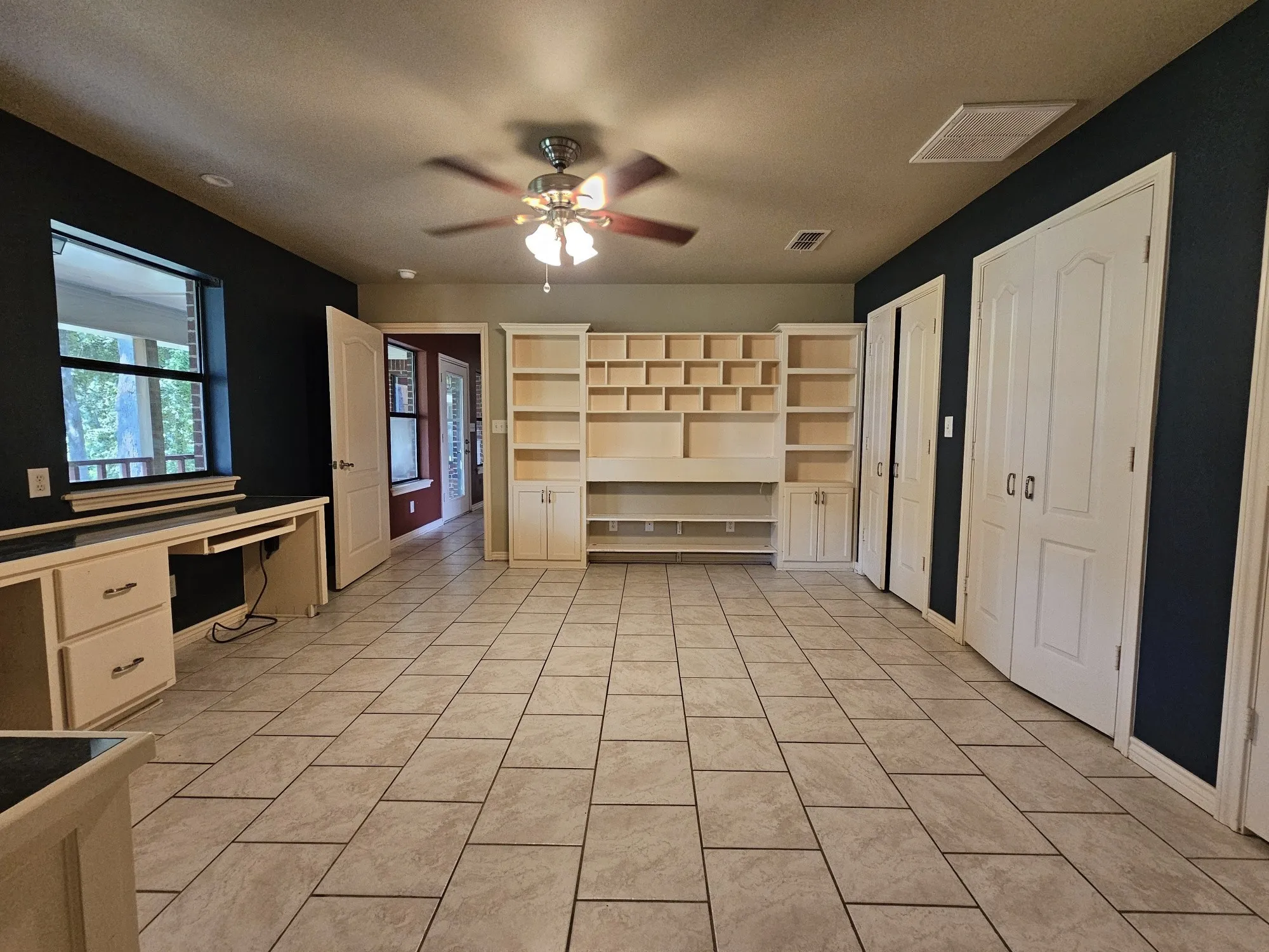 Single Family Residence For Sale in Henderson County , 5731 N Cape Drive, Chandler, Texas 75758, 2 Bedroom, 2 Bathroom, Garage spaces, 1,332 Sqft, built in 2006, Preowned, mls#21185470, Real Estate Agent in Chandler, Homes For Sale in Henderson county, Homes For Sale in Chandler, Realtor in Chandler Texas, Real Estate Brokerage Independent Realty Texas, Luminita Cordes Realtor