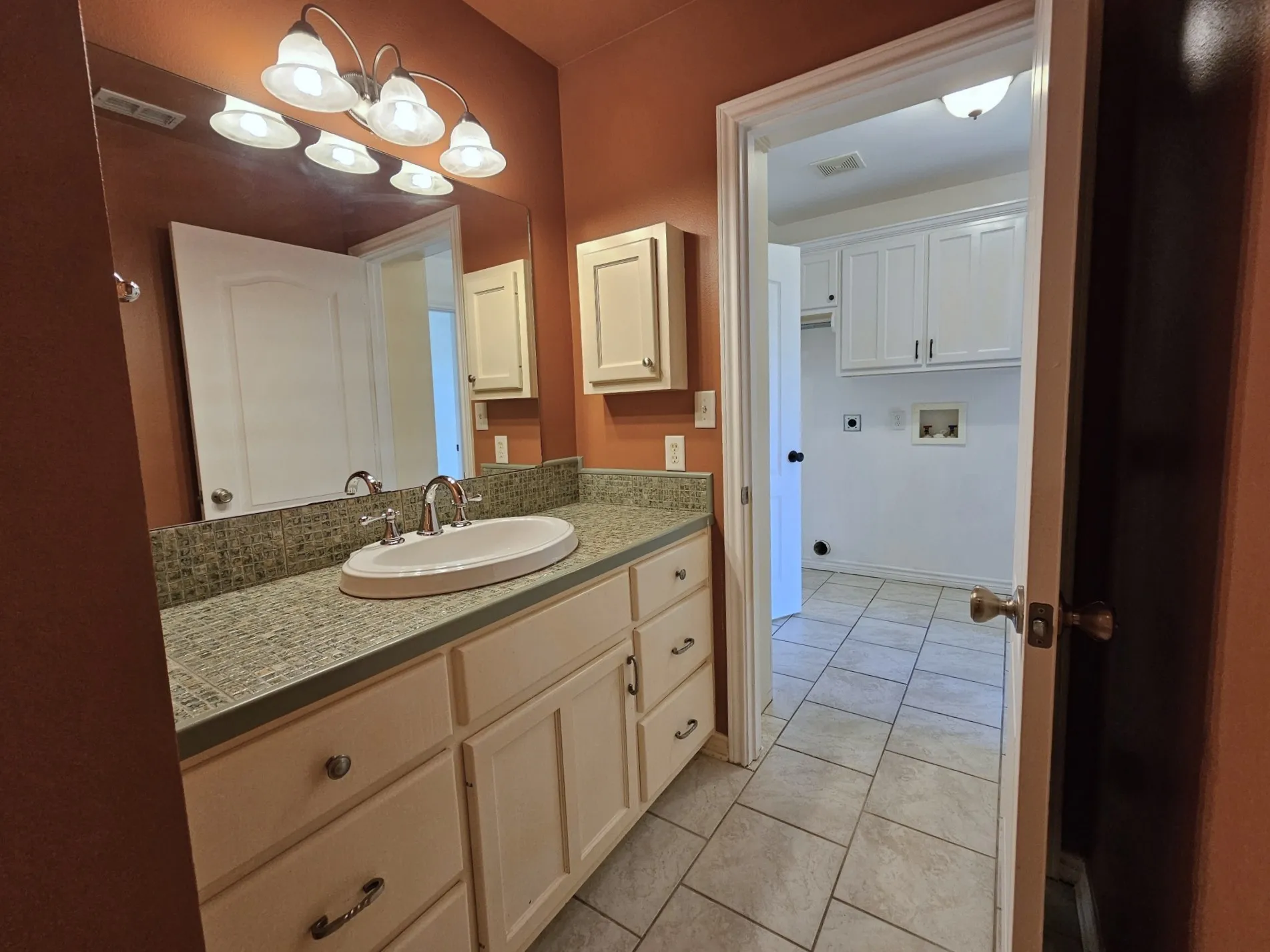Single Family Residence For Sale in Henderson County , 5731 N Cape Drive, Chandler, Texas 75758, 2 Bedroom, 2 Bathroom, Garage spaces, 1,332 Sqft, built in 2006, Preowned, mls#21185470, Real Estate Agent in Chandler, Homes For Sale in Henderson county, Homes For Sale in Chandler, Realtor in Chandler Texas, Real Estate Brokerage Independent Realty Texas, Luminita Cordes Realtor