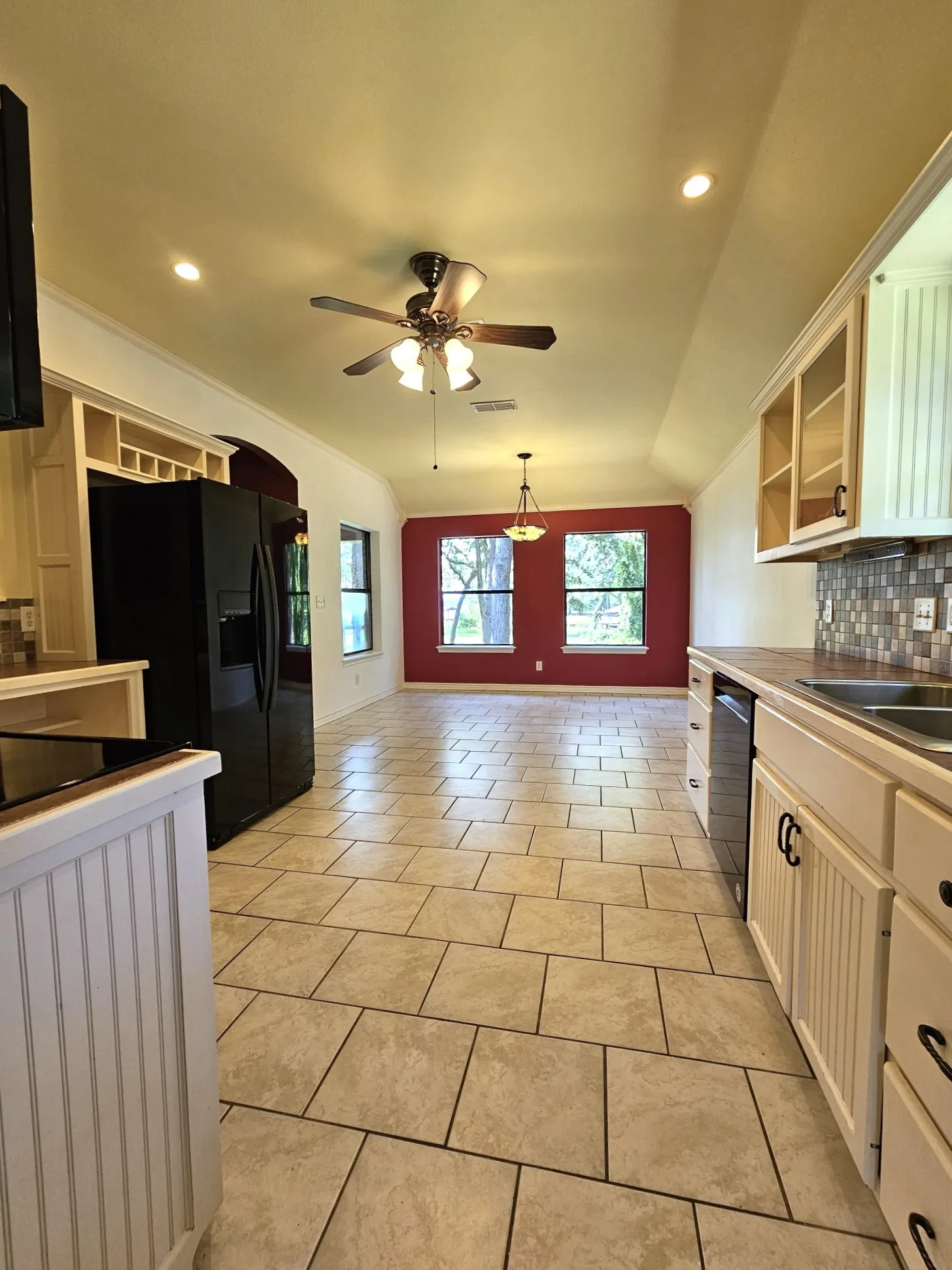 Single Family Residence For Sale in Henderson County , 5731 N Cape Drive, Chandler, Texas 75758, 2 Bedroom, 2 Bathroom, Garage spaces, 1,332 Sqft, built in 2006, Preowned, mls#21185470, Real Estate Agent in Chandler, Homes For Sale in Henderson county, Homes For Sale in Chandler, Realtor in Chandler Texas, Real Estate Brokerage Independent Realty Texas, Luminita Cordes Realtor