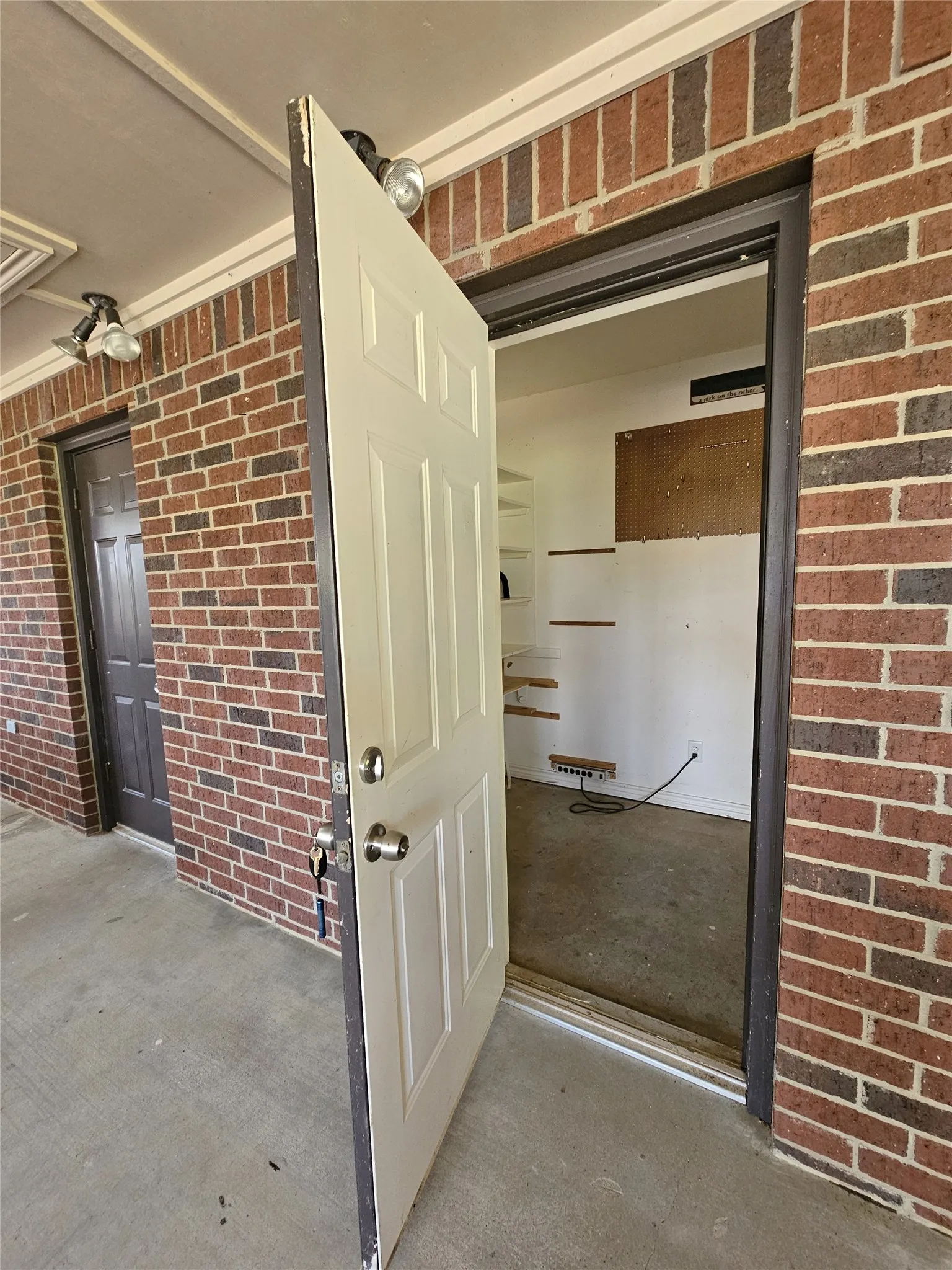 Single Family Residence For Sale in Henderson County , 5731 N Cape Drive, Chandler, Texas 75758, 2 Bedroom, 2 Bathroom, Garage spaces, 1,332 Sqft, built in 2006, Preowned, mls#21185470, Real Estate Agent in Chandler, Homes For Sale in Henderson county, Homes For Sale in Chandler, Realtor in Chandler Texas, Real Estate Brokerage Independent Realty Texas, Luminita Cordes Realtor