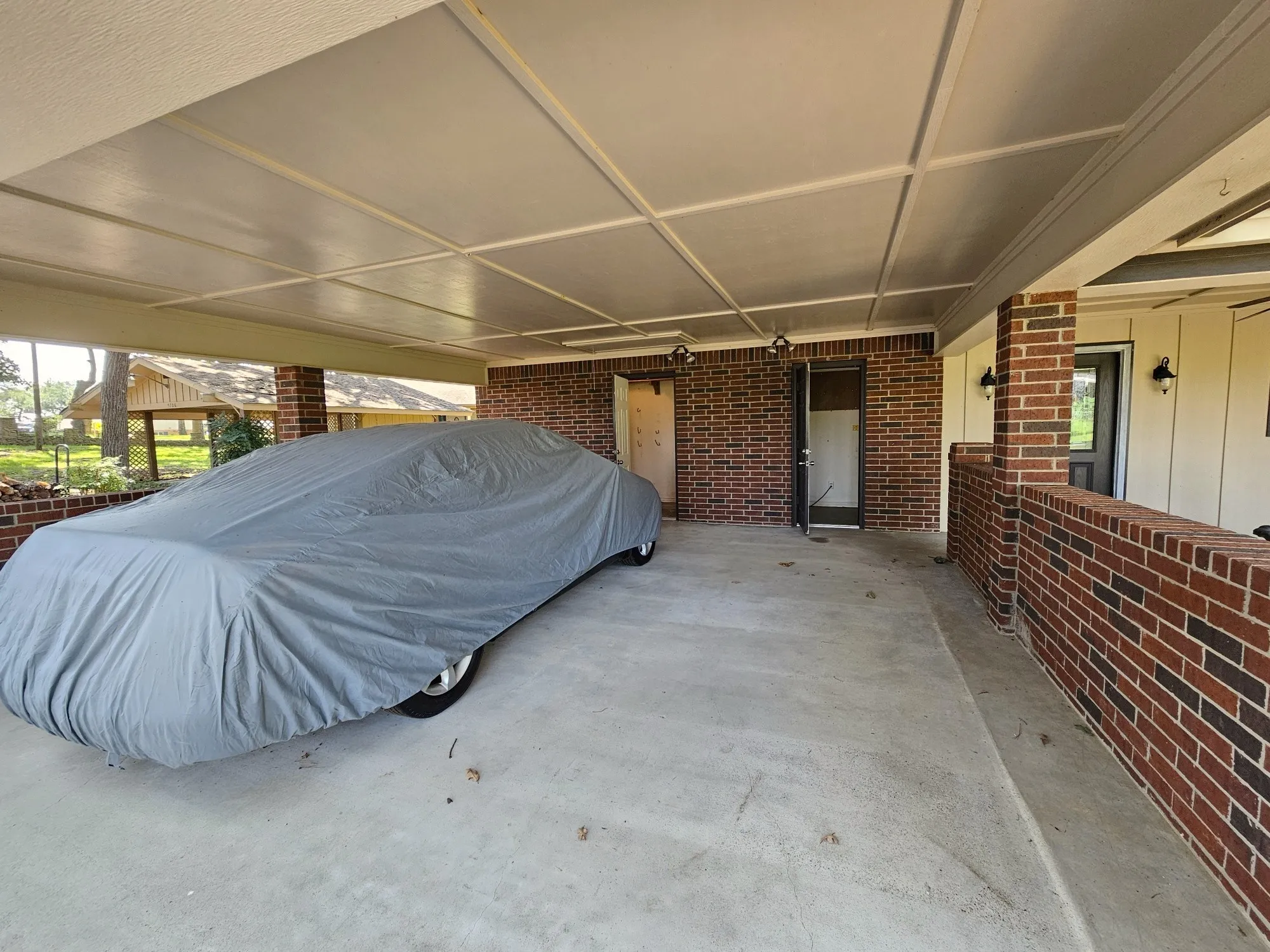 Single Family Residence For Sale in Henderson County , 5731 N Cape Drive, Chandler, Texas 75758, 2 Bedroom, 2 Bathroom, Garage spaces, 1,332 Sqft, built in 2006, Preowned, mls#21185470, Real Estate Agent in Chandler, Homes For Sale in Henderson county, Homes For Sale in Chandler, Realtor in Chandler Texas, Real Estate Brokerage Independent Realty Texas, Luminita Cordes Realtor