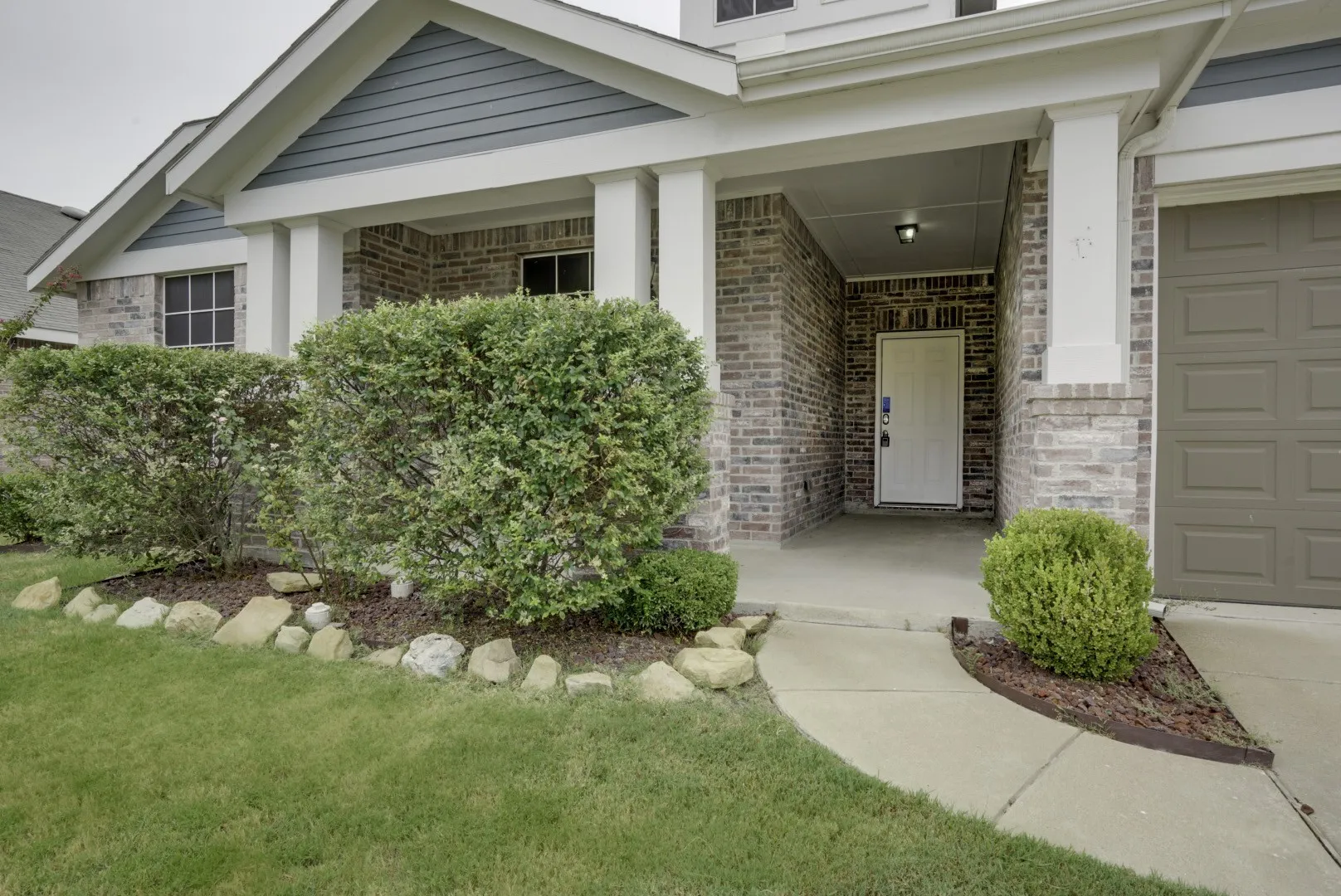 Single Family Residence For Sale in Kaufman County , 2006 Enchanted Rock Drive, Forney, Texas 75126, 4 Bedroom, 2 Bathroom, 2 Garage spaces, 2,887 Sqft, built in 2015, Preowned, mls#21188433, Real Estate Agent in Forney, Homes For Sale in Kaufman county, Homes For Sale in Forney, Realtor in Forney Texas, Real Estate Brokerage Independent Realty Texas, Luminita Cordes Realtor