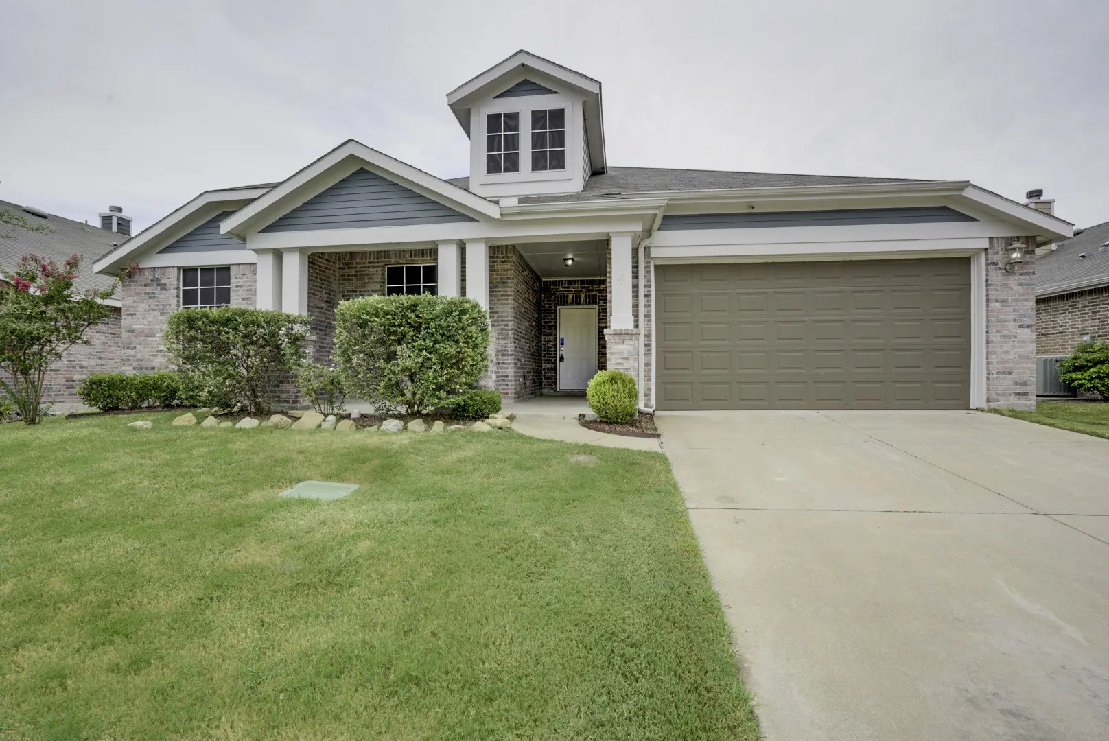 Single Family Residence For Sale in Kaufman County , 2006 Enchanted Rock Drive, Forney, Texas 75126, 4 Bedroom, 2 Bathroom, 2 Garage spaces, 2,887 Sqft, built in 2015, Preowned, mls#21188433, Real Estate Agent in Forney, Homes For Sale in Kaufman county, Homes For Sale in Forney, Realtor in Forney Texas, Real Estate Brokerage Independent Realty Texas, Luminita Cordes Realtor