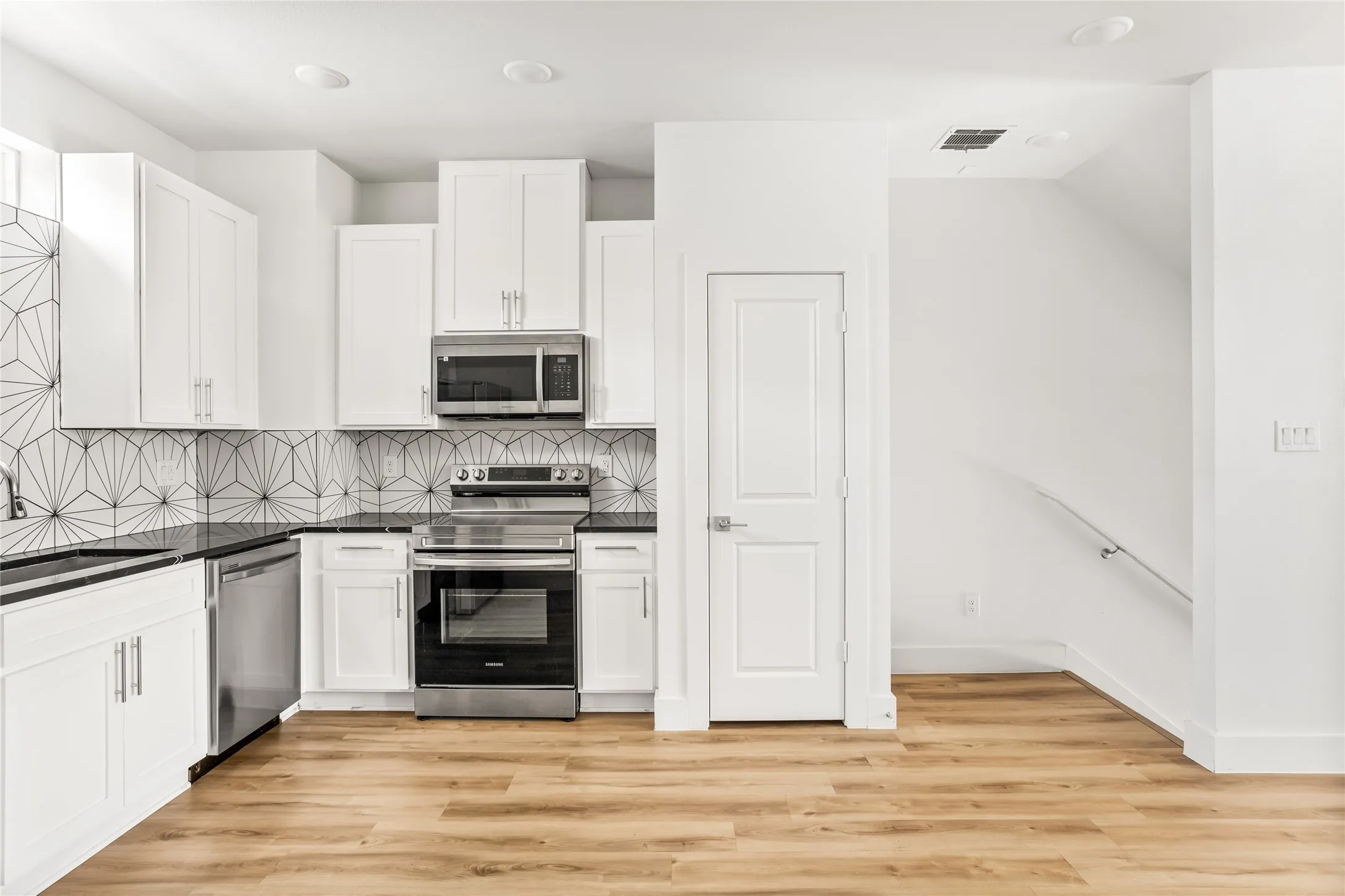 Townhouse For Rent in Tarrant County , 2505 Benbrook Boulevard 503, Fort Worth, Texas 76109, 3 Bedroom, 3 Bathroom, 3 Garage spaces, 1,367 Sqft, built in 2023, mls#21186567, Real Estate Agent in Fort Worth, Homes For Rent in Tarrant county, Homes For Rent in Fort Worth, Realtor in Fort Worth Texas, Real Estate Brokerage Independent Realty Texas, Luminita Cordes Realtor