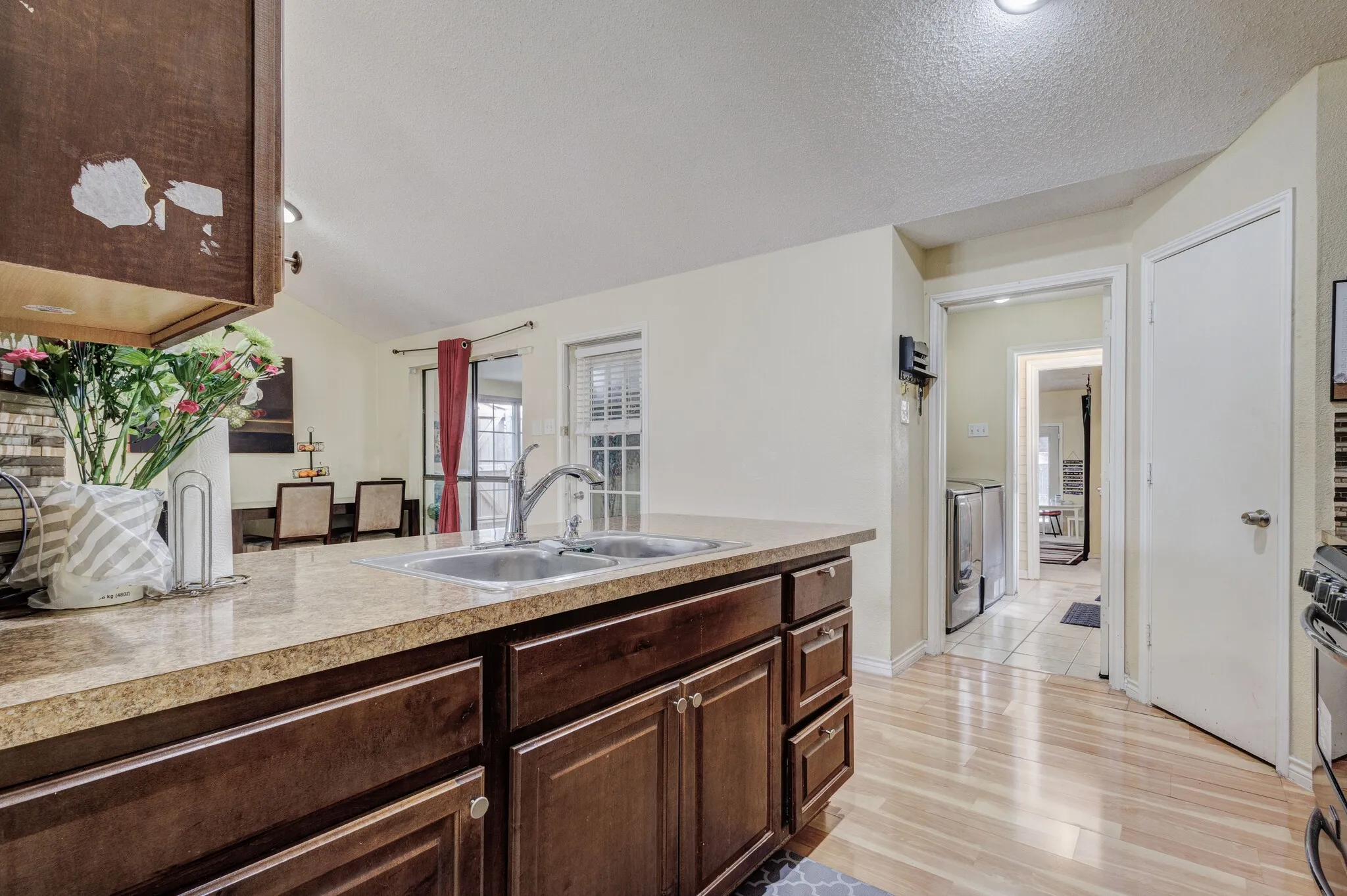 Single Family Residence For Sale in Dallas County , 716 Fieldwood Drive, Mesquite, Texas 75150, 2 Bedroom, 2 Bathroom, Garage spaces, 1,538 Sqft, built in 1983, Price $259,900, mls#21188521, Real Estate Agent in Mesquite, Homes For Sale in Dallas county, Homes For Sale in Mesquite, Realtor in Mesquite Texas, Real Estate Brokerage Independent Realty Texas, Luminita Cordes Realtor