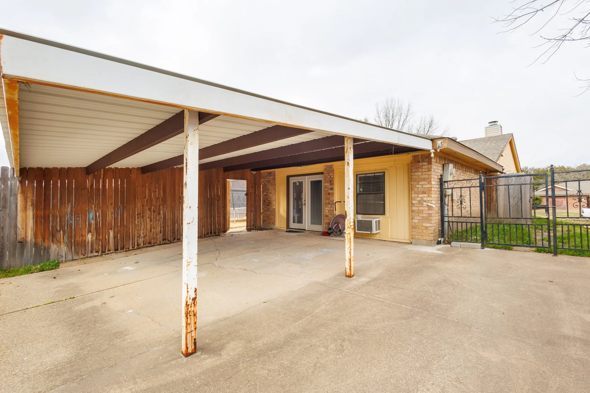 Single Family Residence For Sale in Dallas County , 716 Fieldwood Drive, Mesquite, Texas 75150, 2 Bedroom, 2 Bathroom, Garage spaces, 1,538 Sqft, built in 1983, Price $259,900, mls#21188521, Real Estate Agent in Mesquite, Homes For Sale in Dallas county, Homes For Sale in Mesquite, Realtor in Mesquite Texas, Real Estate Brokerage Independent Realty Texas, Luminita Cordes Realtor