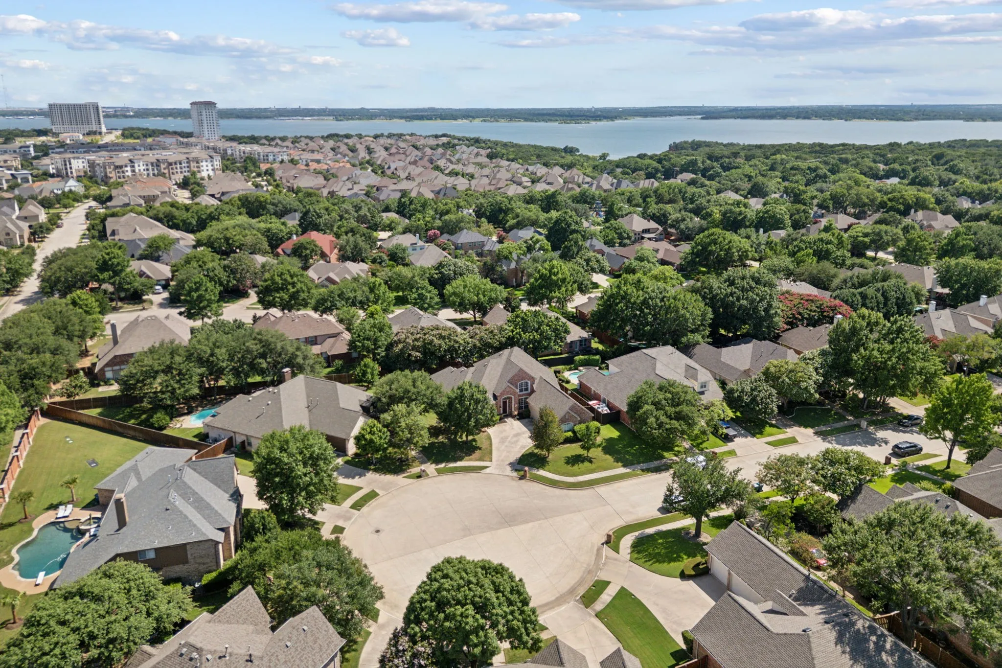 Great lot in a Cul-D-Sac walking distance to Lakeside.