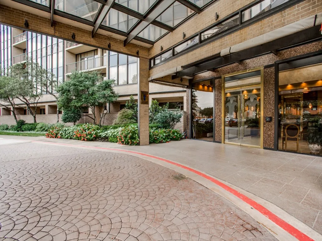 Condominium For Sale in Dallas County , 5200 Keller Springs Road 1126, Dallas, Texas 75248, 2 Bedroom, 2 Bathroom, 1 Garage spaces, 1,685 Sqft, built in 1981, Preowned, Price $449,000, mls#21188581, Real Estate Agent in Dallas, Homes For Sale in Dallas county, Homes For Sale in Dallas, Realtor in Dallas Texas, Real Estate Brokerage Independent Realty Texas, Luminita Cordes Realtor