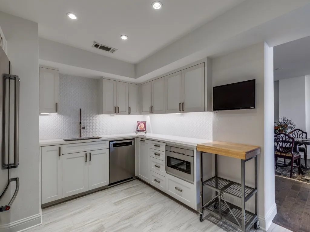 Condominium For Sale in Dallas County , 5200 Keller Springs Road 1126, Dallas, Texas 75248, 2 Bedroom, 2 Bathroom, 1 Garage spaces, 1,685 Sqft, built in 1981, Preowned, Price $449,000, mls#21188581, Real Estate Agent in Dallas, Homes For Sale in Dallas county, Homes For Sale in Dallas, Realtor in Dallas Texas, Real Estate Brokerage Independent Realty Texas, Luminita Cordes Realtor