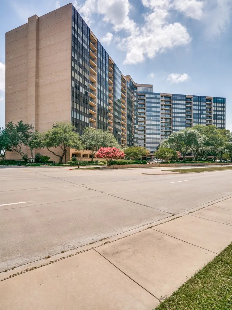 Condominium For Sale in Dallas County , 5200 Keller Springs Road 1126, Dallas, Texas 75248, 2 Bedroom, 2 Bathroom, 1 Garage spaces, 1,685 Sqft, built in 1981, Preowned, Price $449,000, mls#21188581, Real Estate Agent in Dallas, Homes For Sale in Dallas county, Homes For Sale in Dallas, Realtor in Dallas Texas, Real Estate Brokerage Independent Realty Texas, Luminita Cordes Realtor
