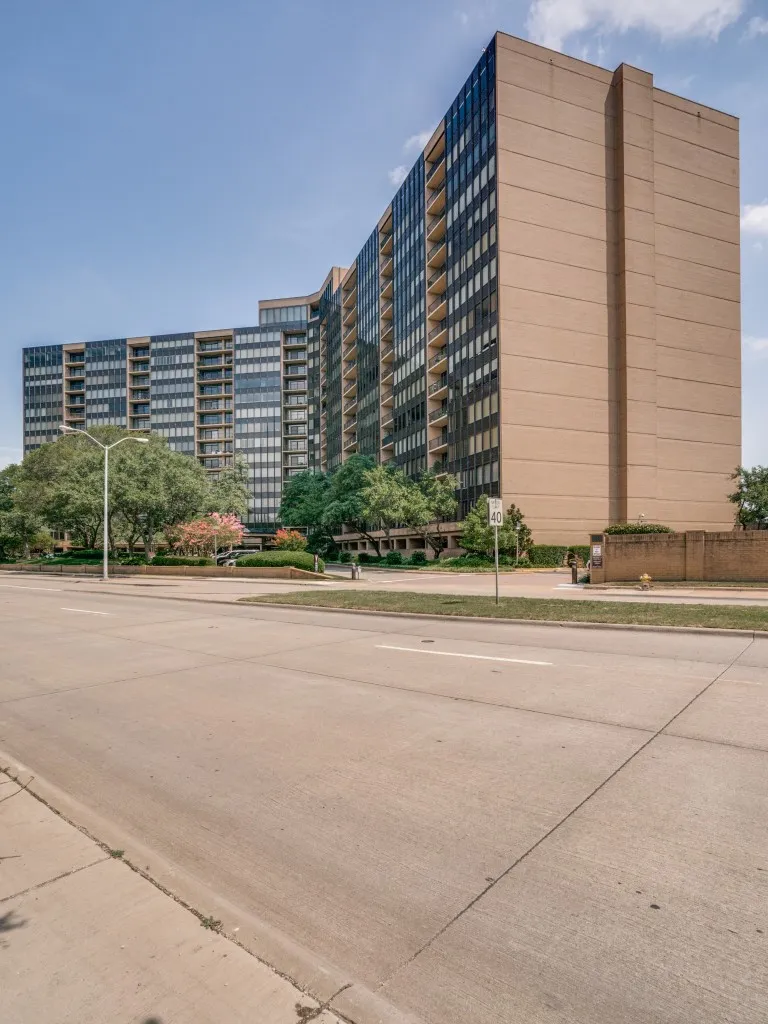 Condominium For Sale in Dallas County , 5200 Keller Springs Road 1126, Dallas, Texas 75248, 2 Bedroom, 2 Bathroom, 1 Garage spaces, 1,685 Sqft, built in 1981, Preowned, Price $449,000, mls#21188581, Real Estate Agent in Dallas, Homes For Sale in Dallas county, Homes For Sale in Dallas, Realtor in Dallas Texas, Real Estate Brokerage Independent Realty Texas, Luminita Cordes Realtor