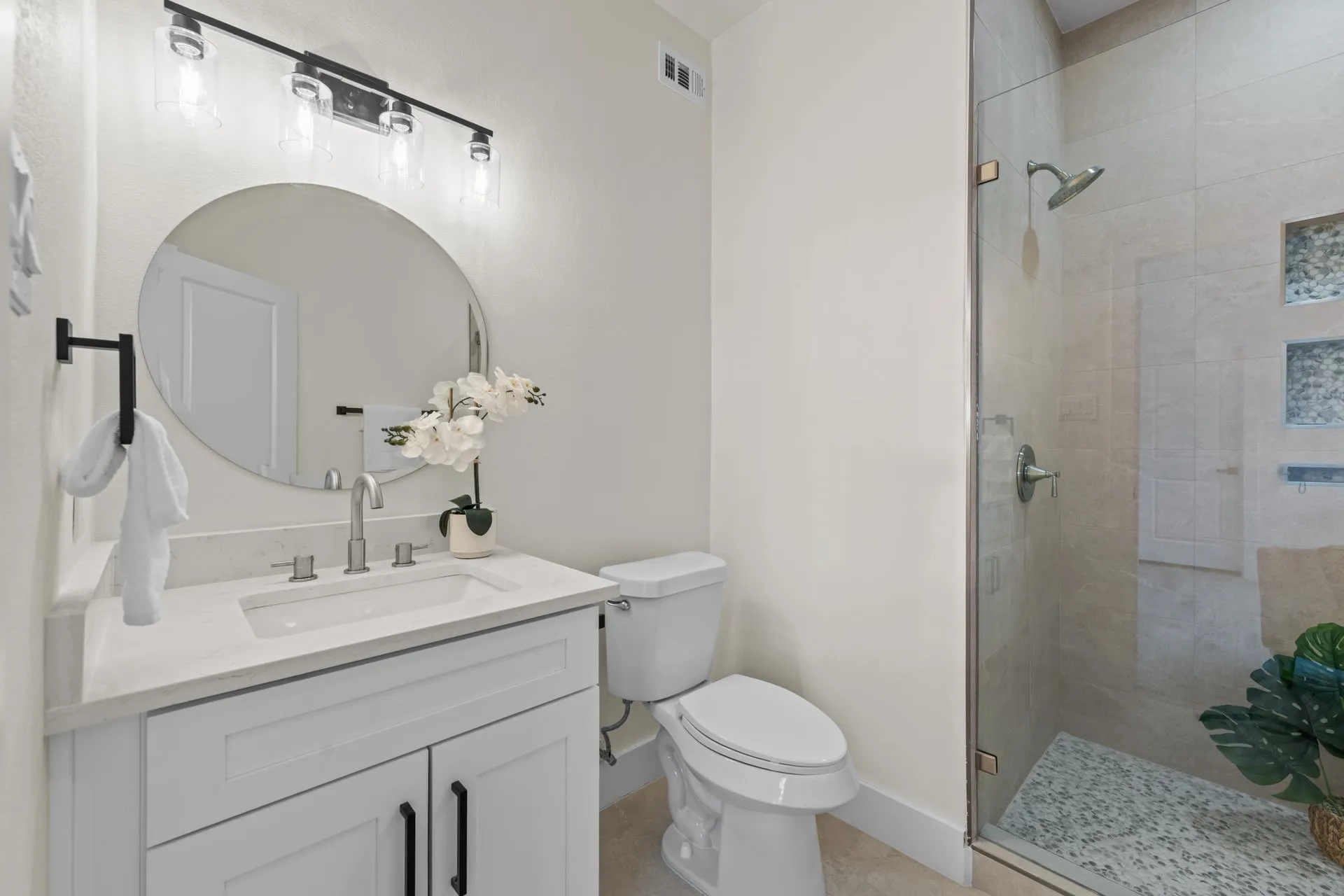 Downstairs Primary En Suite