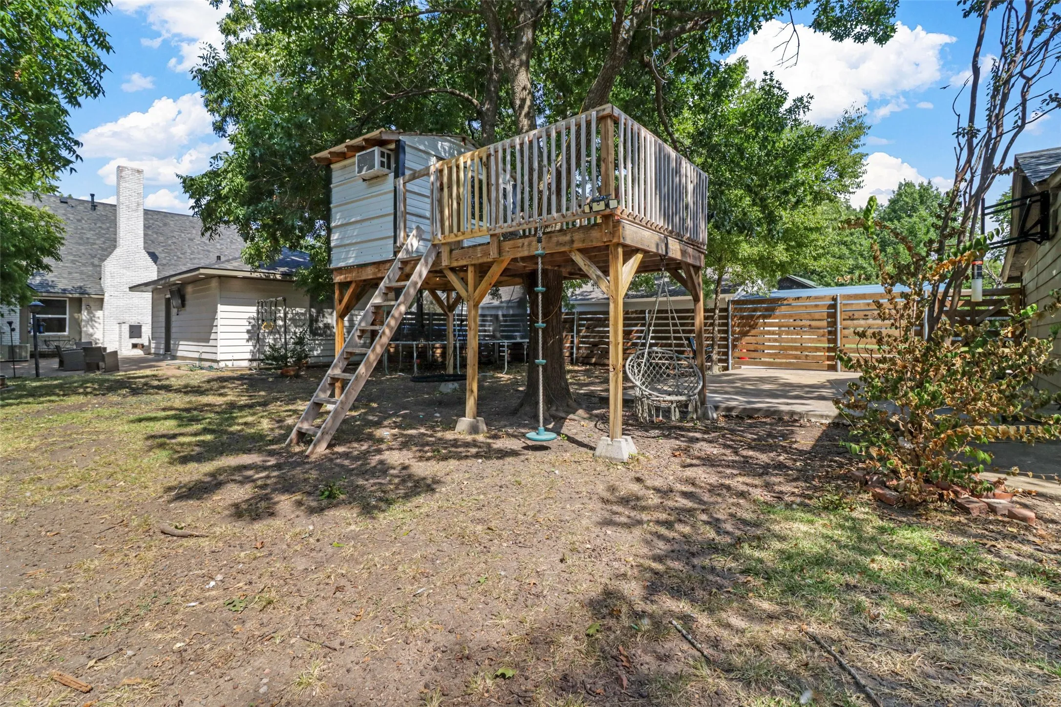 Single Family Residence For Sale in Collin County , 516 N Main Street N, Farmersville, Texas 75442, 4 Bedrooms, 4 Bathrooms, 2 Garage spaces, 3,174 Sqft, built in 1961, Preowned, Price $449,500, mls#21188574, Real Estate Agent in Farmersville, Homes For Sale in Collin county, Homes For Sale in Farmersville, Realtor in Farmersville Texas, Real Estate Brokerage Independent Realty Texas, Luminita Cordes Realtor