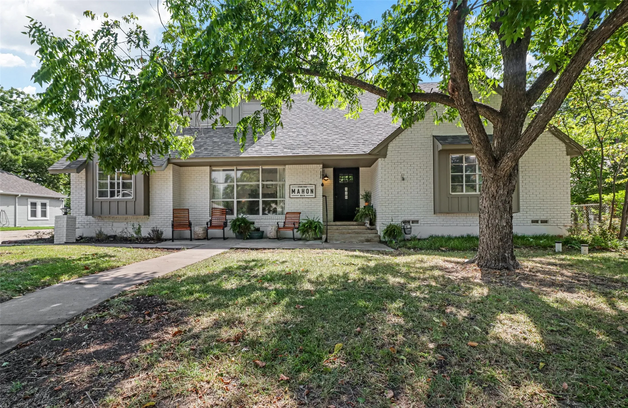 Single Family Residence For Sale in Collin County , 516 N Main Street N, Farmersville, Texas 75442, 4 Bedrooms, 4 Bathrooms, 2 Garage spaces, 3,174 Sqft, built in 1961, Preowned, Price $449,500, mls#21188574, Real Estate Agent in Farmersville, Homes For Sale in Collin county, Homes For Sale in Farmersville, Realtor in Farmersville Texas, Real Estate Brokerage Independent Realty Texas, Luminita Cordes Realtor