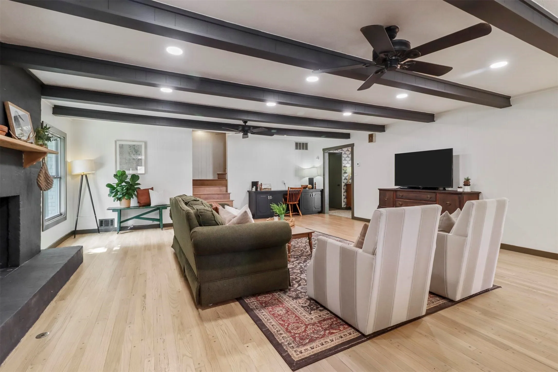 Single Family Residence For Sale in Collin County , 516 N Main Street N, Farmersville, Texas 75442, 4 Bedrooms, 4 Bathrooms, 2 Garage spaces, 3,174 Sqft, built in 1961, Preowned, Price $449,500, mls#21188574, Real Estate Agent in Farmersville, Homes For Sale in Collin county, Homes For Sale in Farmersville, Realtor in Farmersville Texas, Real Estate Brokerage Independent Realty Texas, Luminita Cordes Realtor