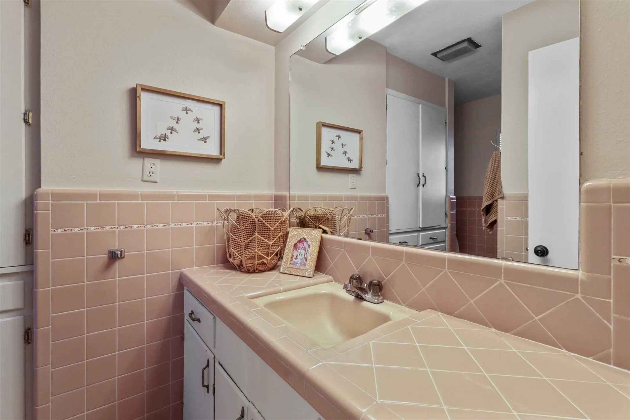 Single Family Residence For Sale in Collin County , 516 N Main Street N, Farmersville, Texas 75442, 4 Bedrooms, 4 Bathrooms, 2 Garage spaces, 3,174 Sqft, built in 1961, Preowned, Price $449,500, mls#21188574, Real Estate Agent in Farmersville, Homes For Sale in Collin county, Homes For Sale in Farmersville, Realtor in Farmersville Texas, Real Estate Brokerage Independent Realty Texas, Luminita Cordes Realtor
