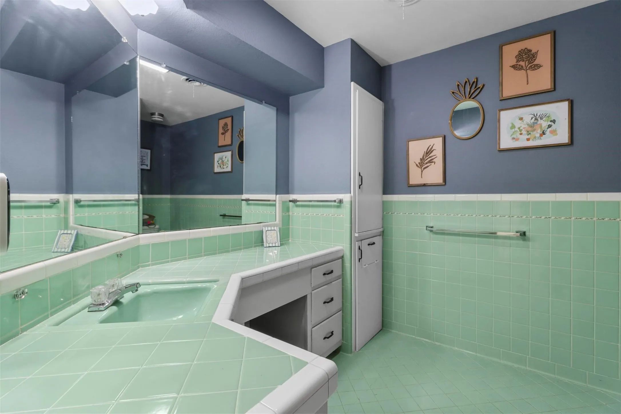 Upstairs hall bathroom