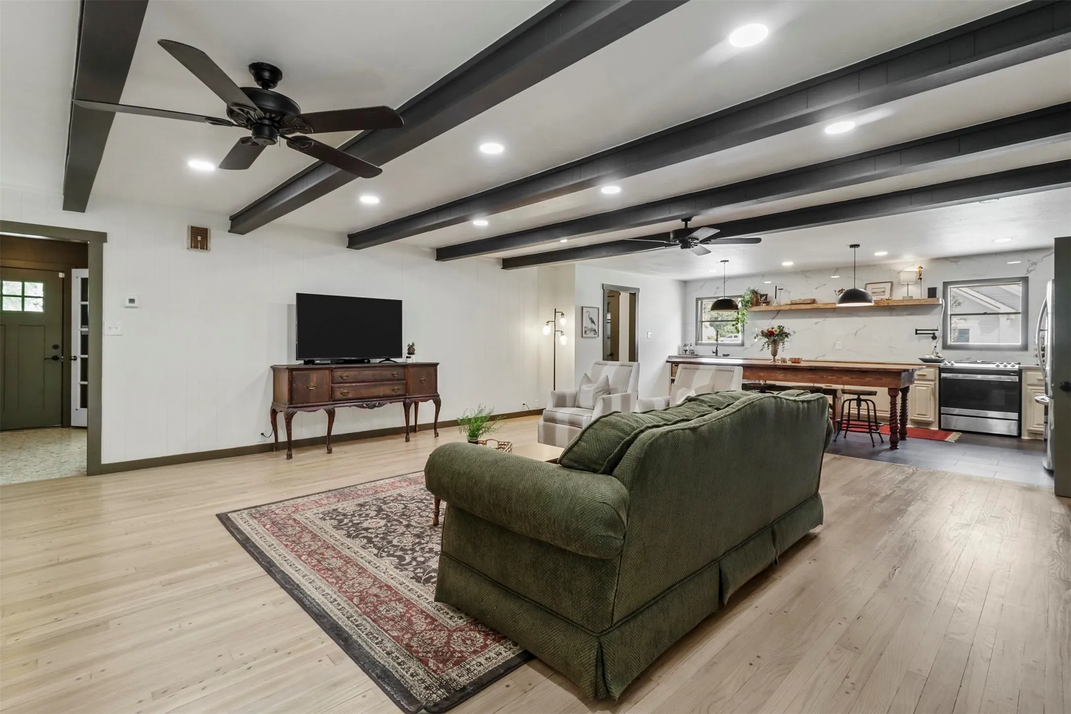 Single Family Residence For Sale in Collin County , 516 N Main Street N, Farmersville, Texas 75442, 4 Bedrooms, 4 Bathrooms, 2 Garage spaces, 3,174 Sqft, built in 1961, Preowned, Price $449,500, mls#21188574, Real Estate Agent in Farmersville, Homes For Sale in Collin county, Homes For Sale in Farmersville, Realtor in Farmersville Texas, Real Estate Brokerage Independent Realty Texas, Luminita Cordes Realtor