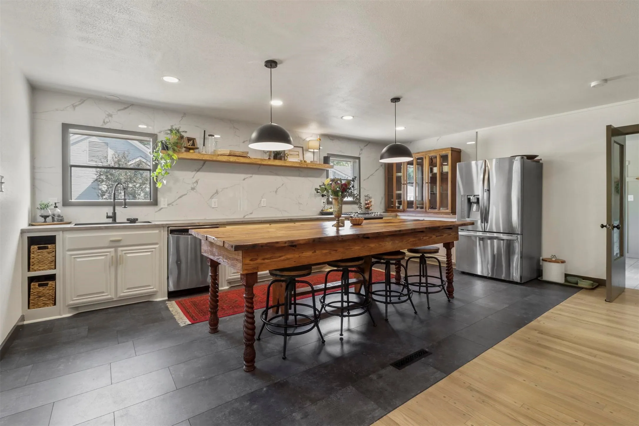Single Family Residence For Sale in Collin County , 516 N Main Street N, Farmersville, Texas 75442, 4 Bedrooms, 4 Bathrooms, 2 Garage spaces, 3,174 Sqft, built in 1961, Preowned, Price $449,500, mls#21188574, Real Estate Agent in Farmersville, Homes For Sale in Collin county, Homes For Sale in Farmersville, Realtor in Farmersville Texas, Real Estate Brokerage Independent Realty Texas, Luminita Cordes Realtor