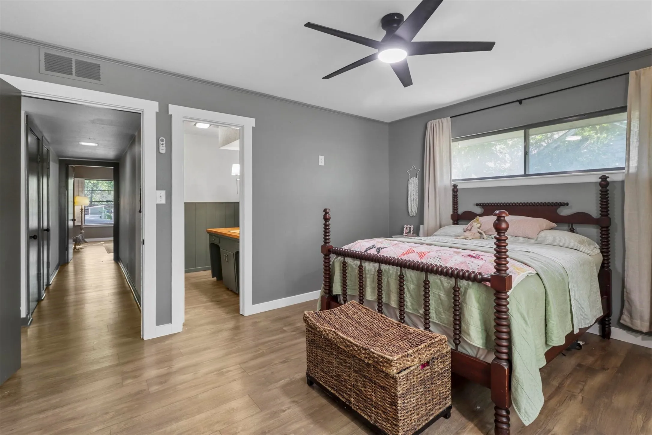 Single Family Residence For Sale in Collin County , 516 N Main Street N, Farmersville, Texas 75442, 4 Bedrooms, 4 Bathrooms, 2 Garage spaces, 3,174 Sqft, built in 1961, Preowned, Price $449,500, mls#21188574, Real Estate Agent in Farmersville, Homes For Sale in Collin county, Homes For Sale in Farmersville, Realtor in Farmersville Texas, Real Estate Brokerage Independent Realty Texas, Luminita Cordes Realtor