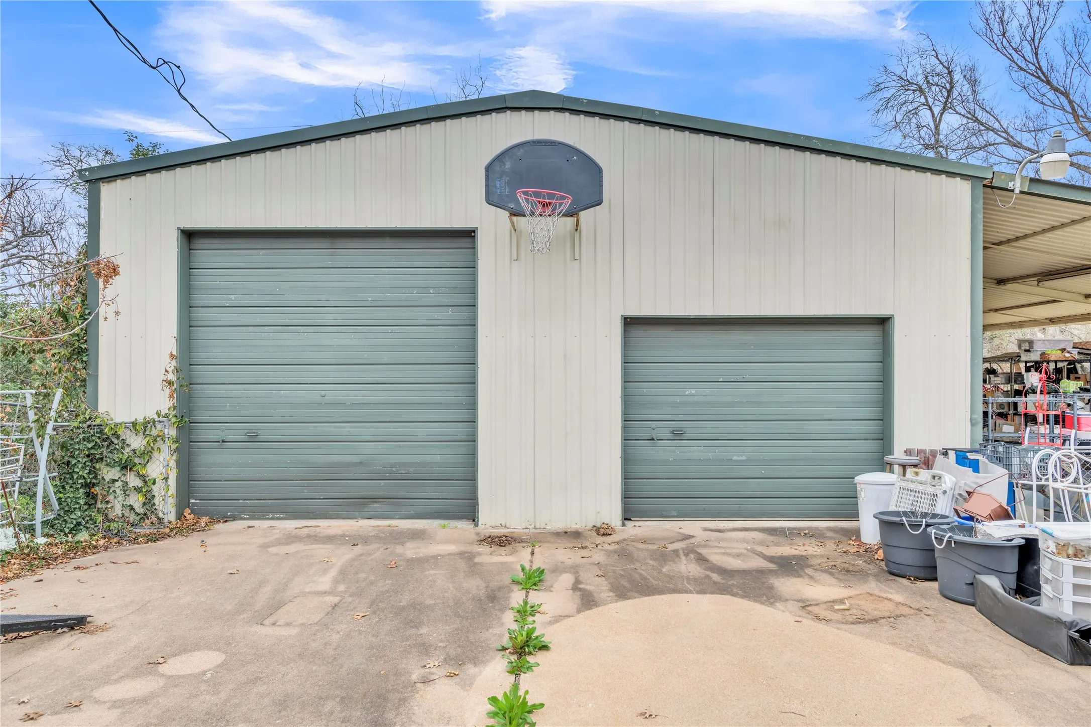 Large workshop area with covered parking or outdoor covered patio area