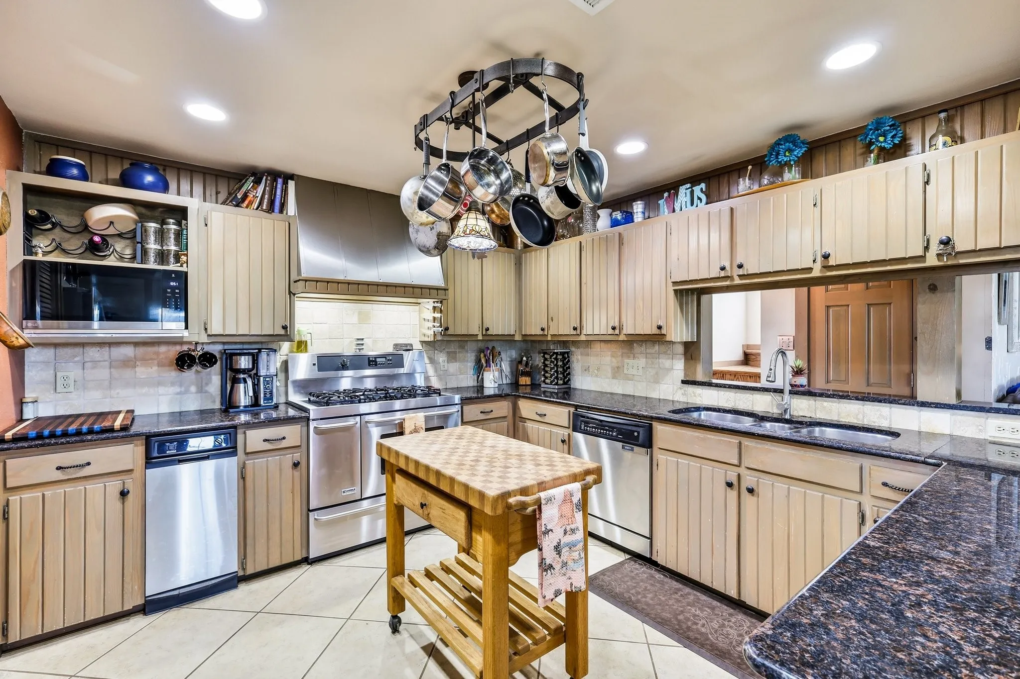 Single Family Residence For Sale in Denton County , 309 Sanders Road, Denton, Texas 76210, 3 Bedroom, 3 Bathroom, Garage spaces, 2,327 Sqft, built in 1989, mls#21187604, Real Estate Agent in Denton, Homes For Sale in Denton county, Homes For Sale in Denton, Realtor in Denton Texas, Real Estate Brokerage Independent Realty Texas, Luminita Cordes Realtor